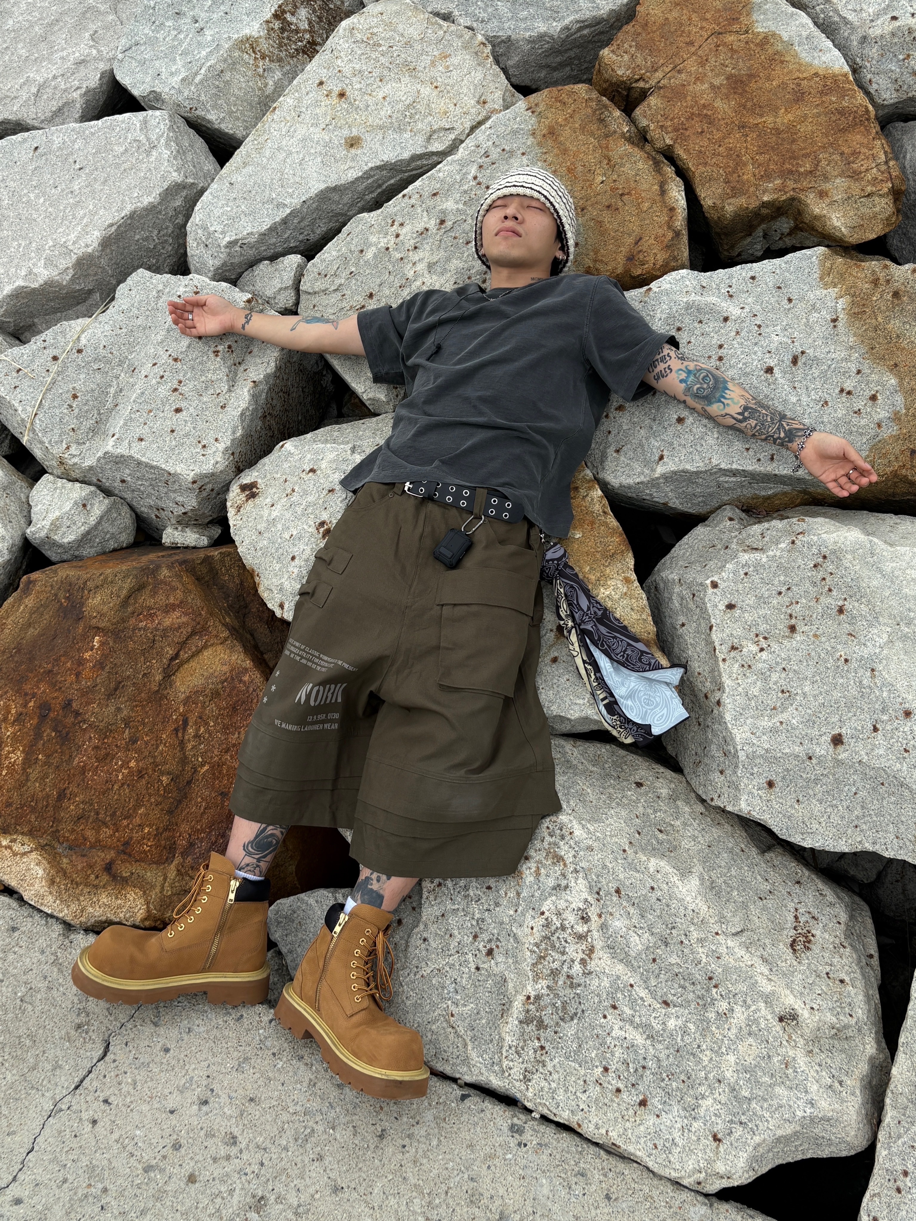 Wapworks Engineered Oxford Bermuda Khaki, Scudo Vintage Cube Drop Necklace 착용 스타일 - 3