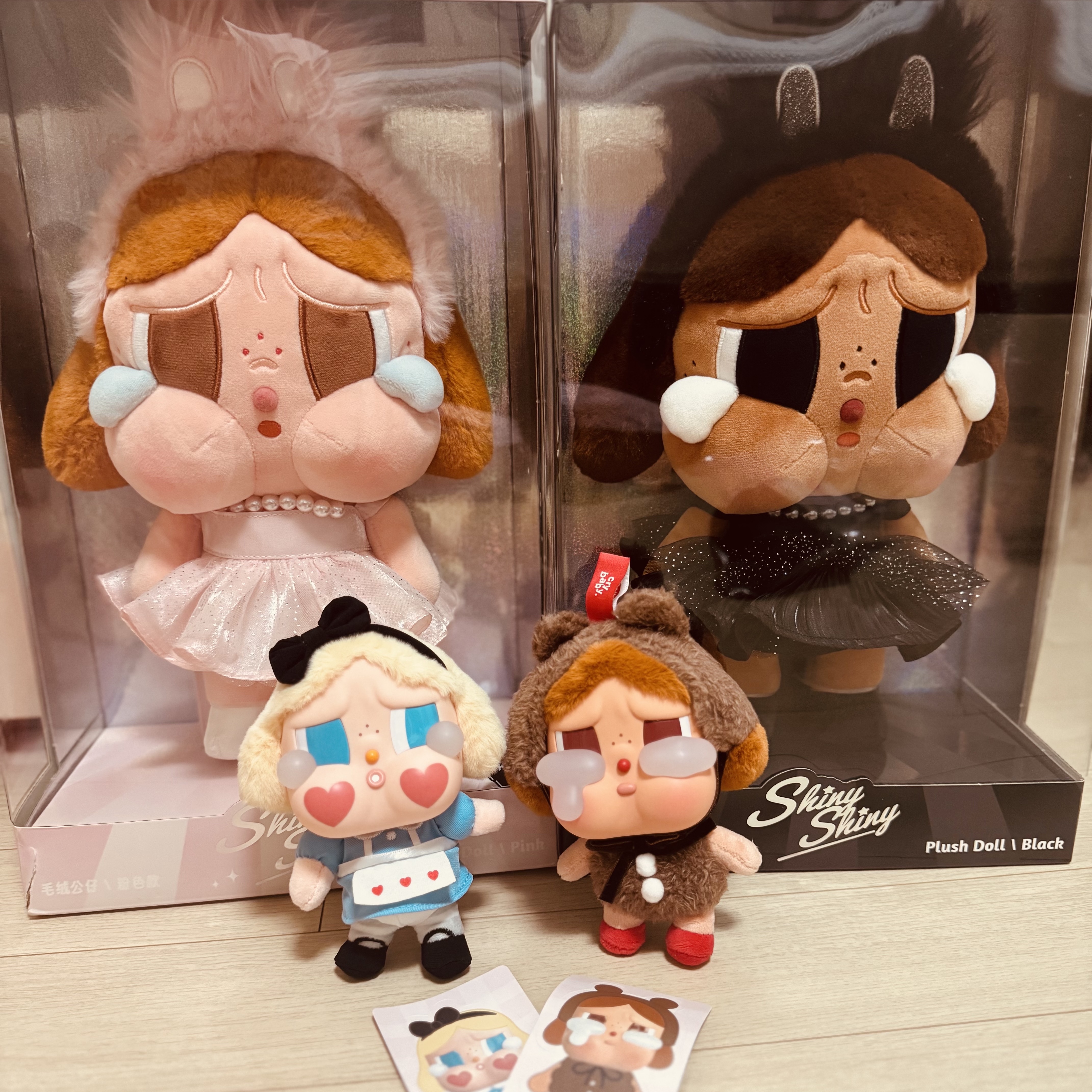 Pop Mart Crybaby Shiny Shiny Series Plush Doll Black, Pop Mart Crybaby Crying Again Series Plush Keyring She's Alice (Opened Case) 착용 스타일