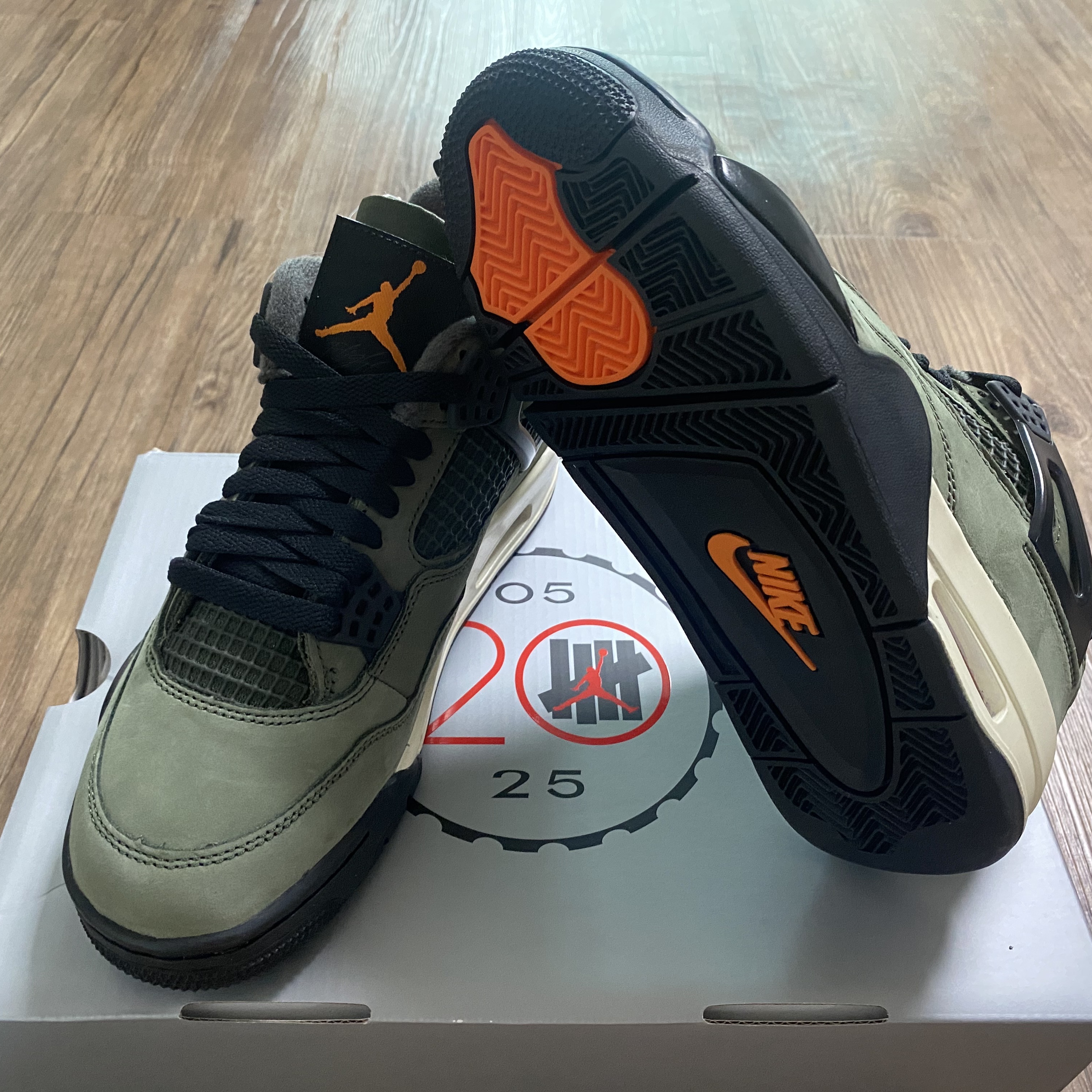 Jordan 4 x Undefeated Retro OG SP Deep Green and Clementine 착용 스타일 - 7