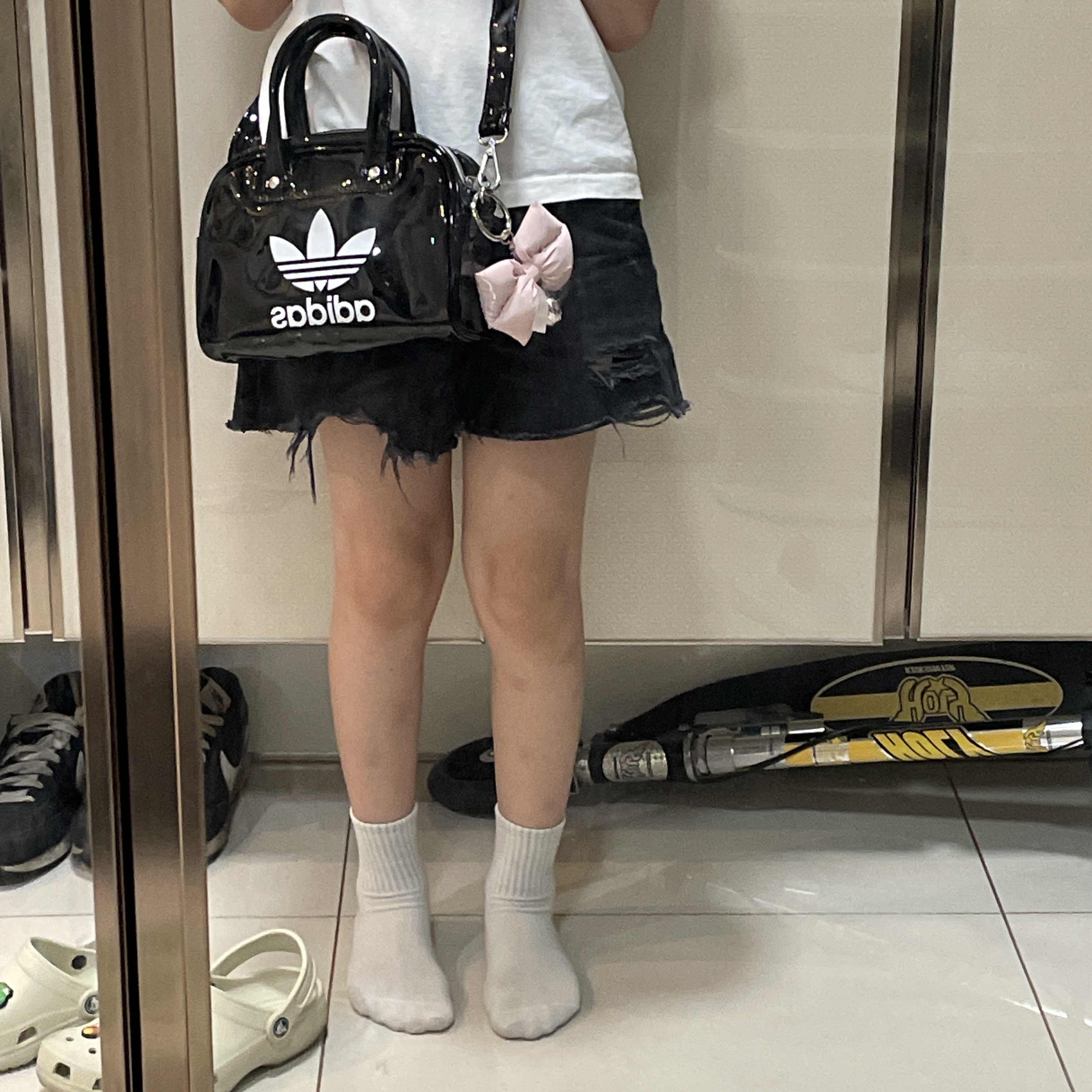 Adidas Adicolor Mini Bowling Bag Black White 착용 스타일