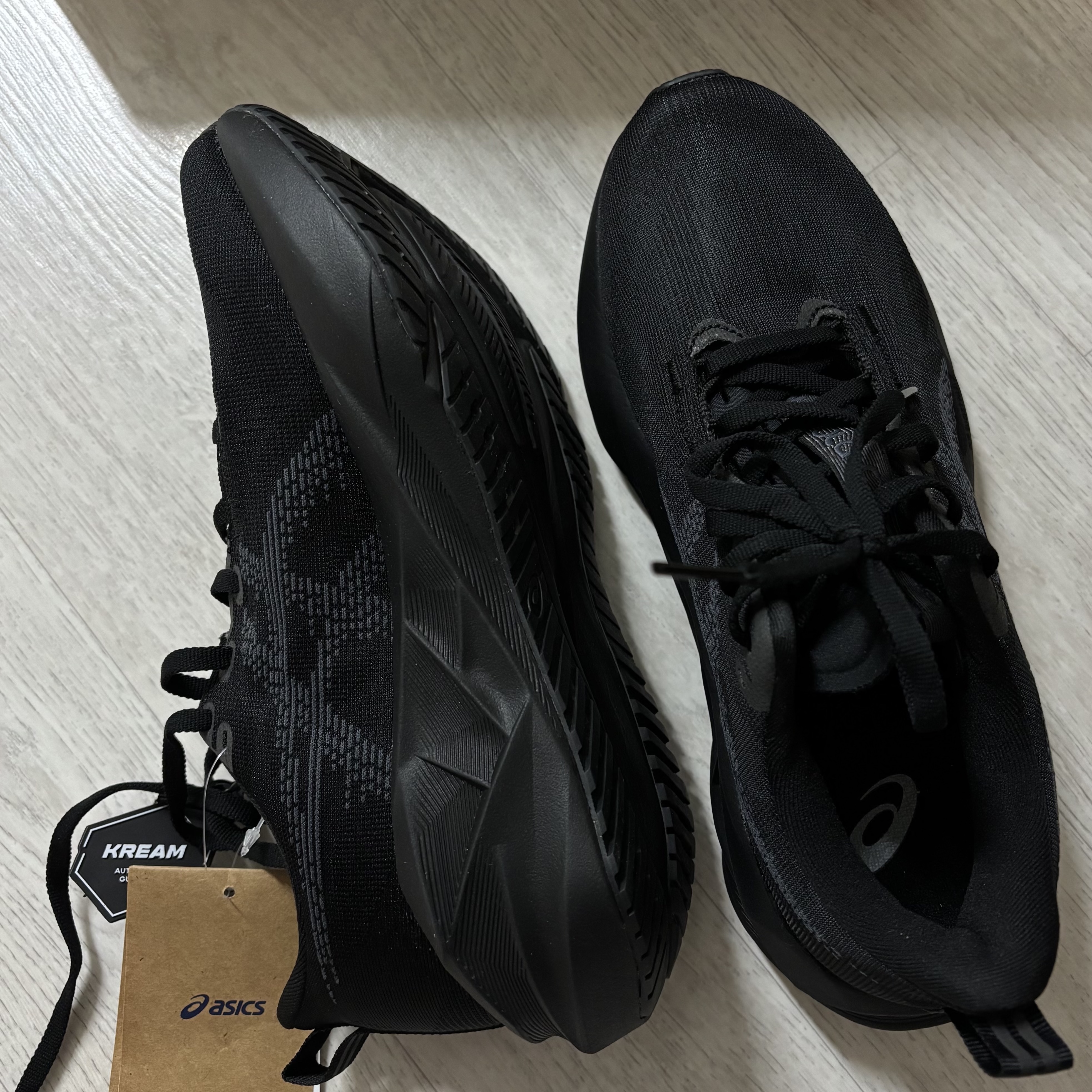(W) Asics Novablast 5 Black Carrier Grey 착용 스타일 - 3