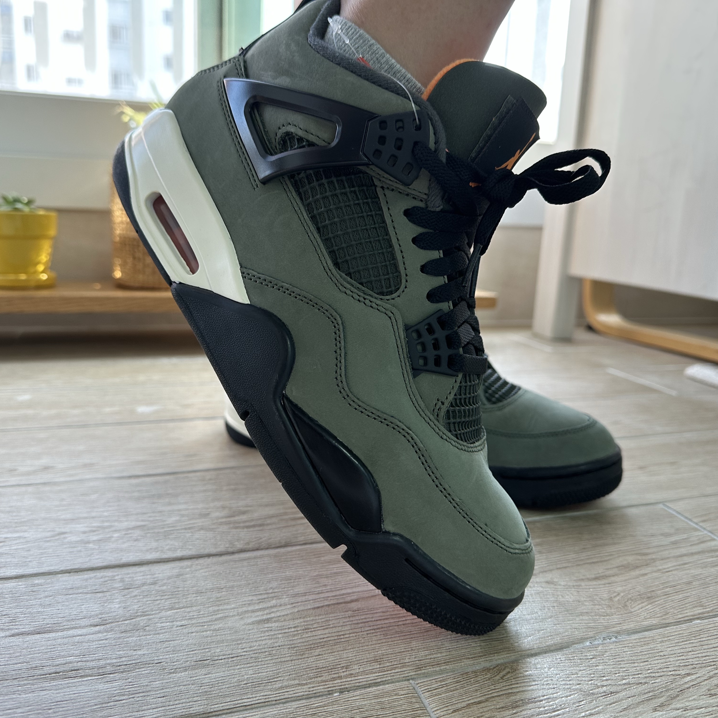 Jordan 4 x Undefeated Retro OG SP Deep Green and Clementine 착용 스타일 - 2