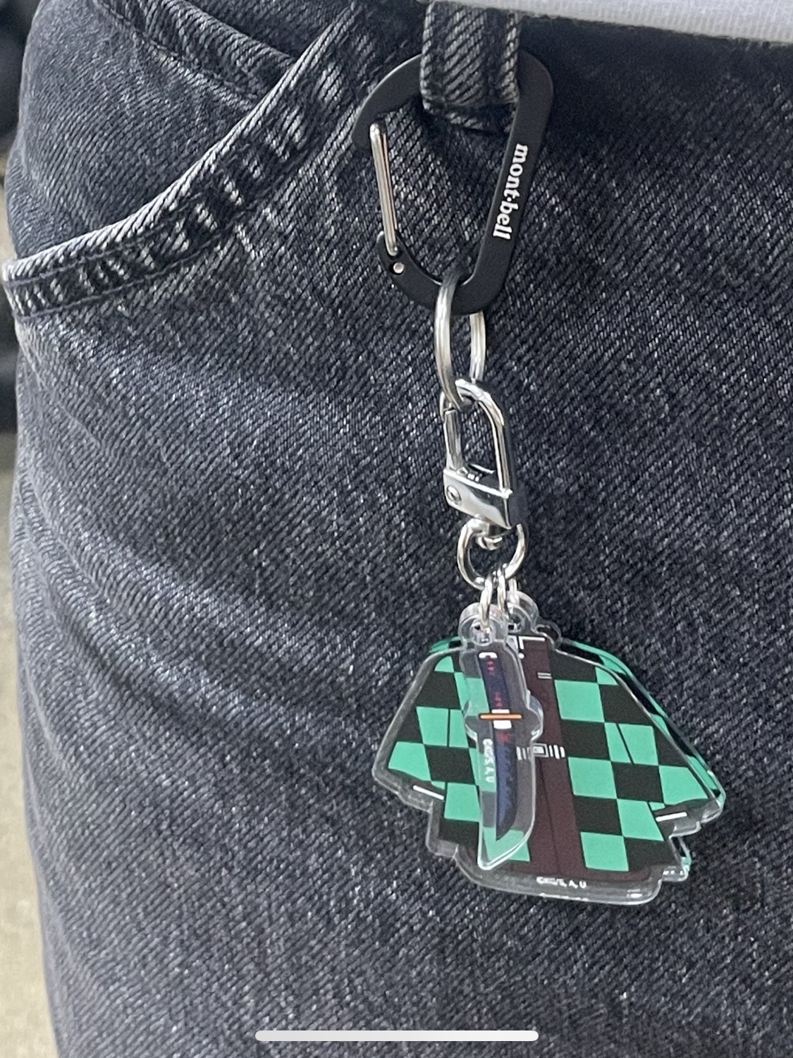 Spao x Demon Slayer Tanjiro Keyring Green 착용 스타일