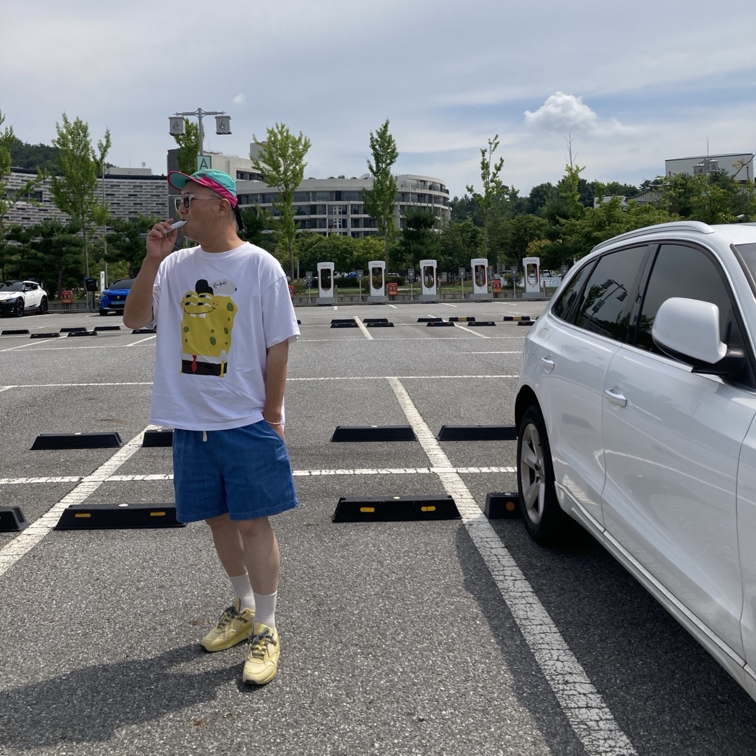 Nike x Travis Scott Air Max 1 Cact.us Gold, Uniqlo UT x CPFM x SpongeBob Graphic T-Shirt C White - KR 착용 스타일
