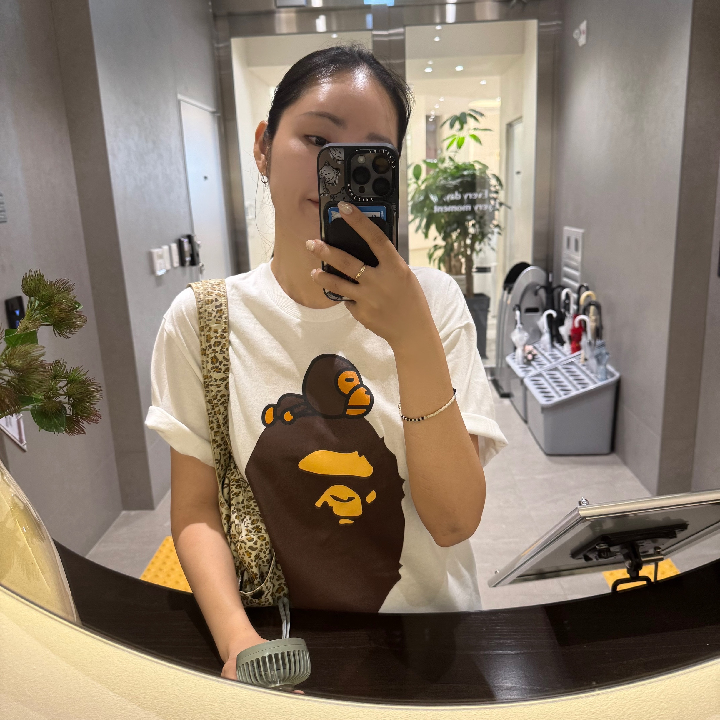 BAPE Milo On Big Ape T-Shirt White, Porter Tanker Duffle Bag L Iron Blue 착용 스타일 - 3