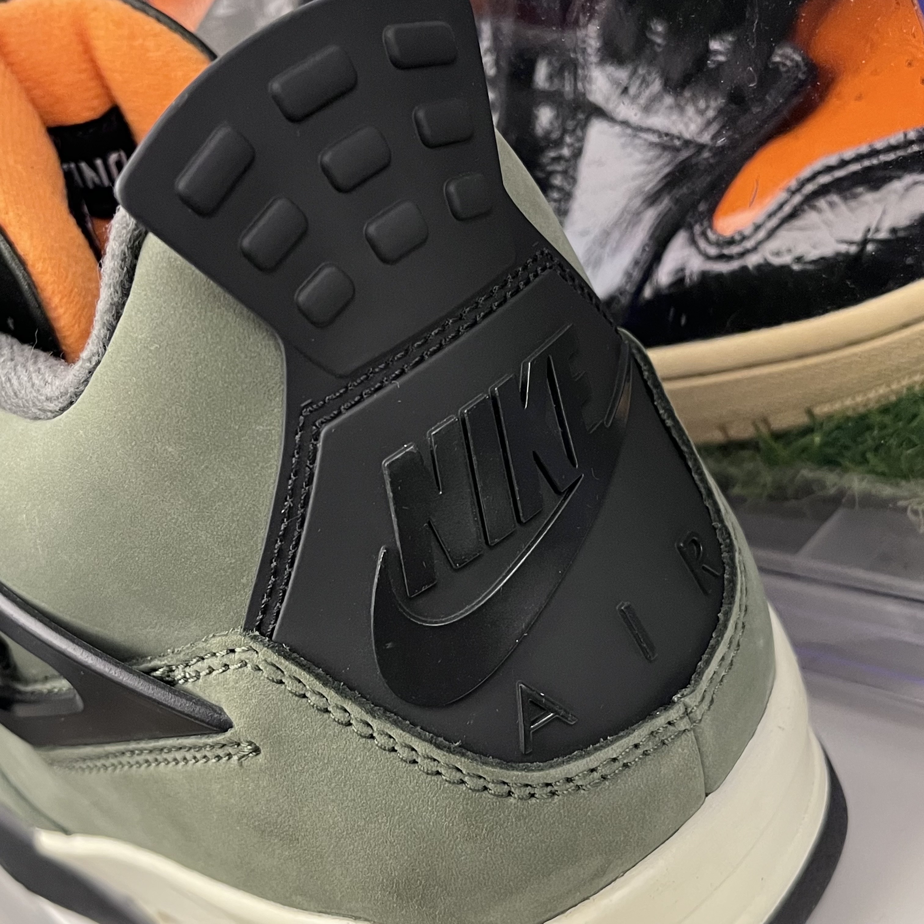 Jordan 4 x Undefeated Retro OG SP Deep Green and Clementine 착용 스타일 - 2