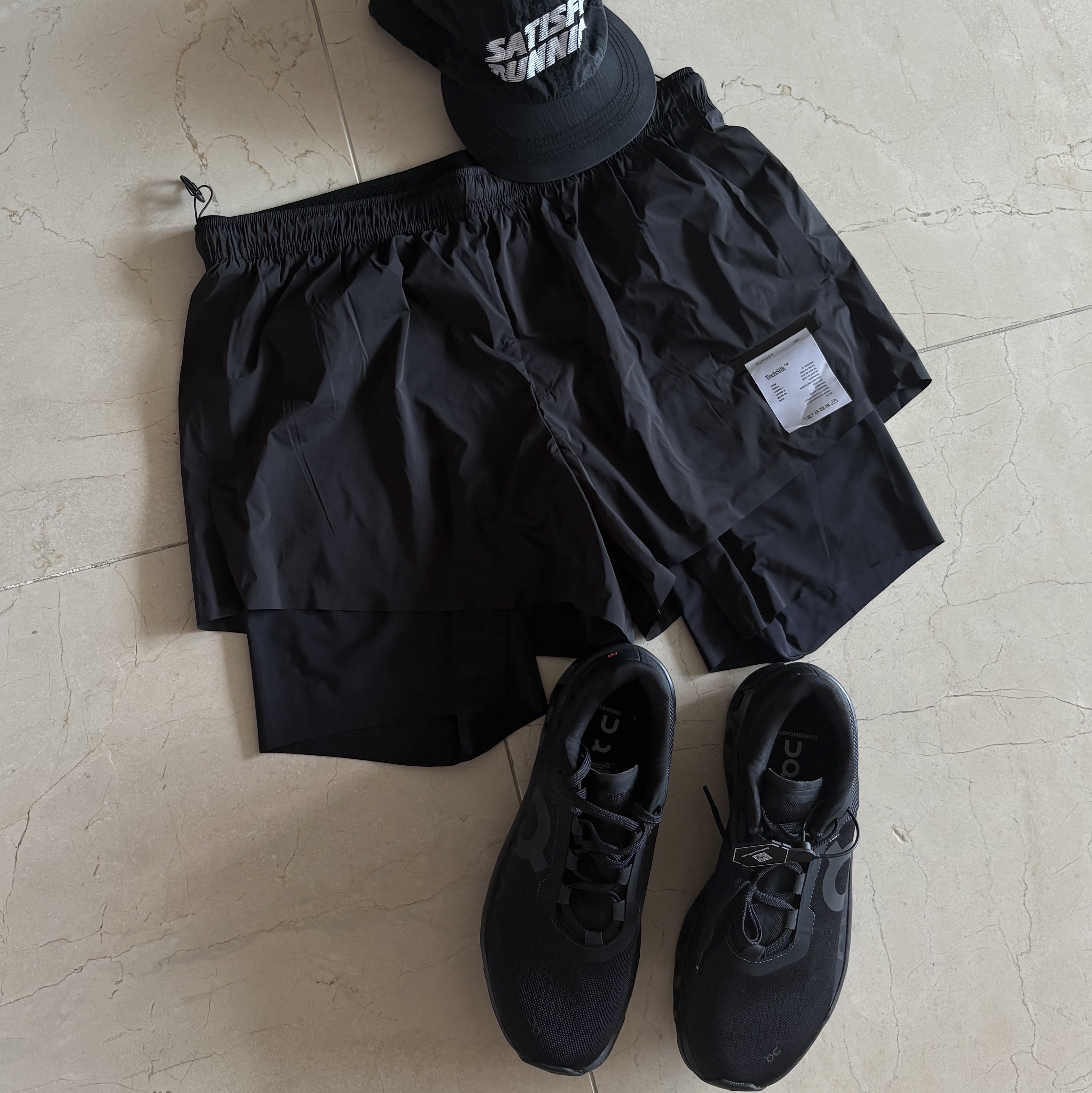 On Running Cloudmonster All Black, Satisfy Techsilk 8 Inch Shorts Black 착용 스타일