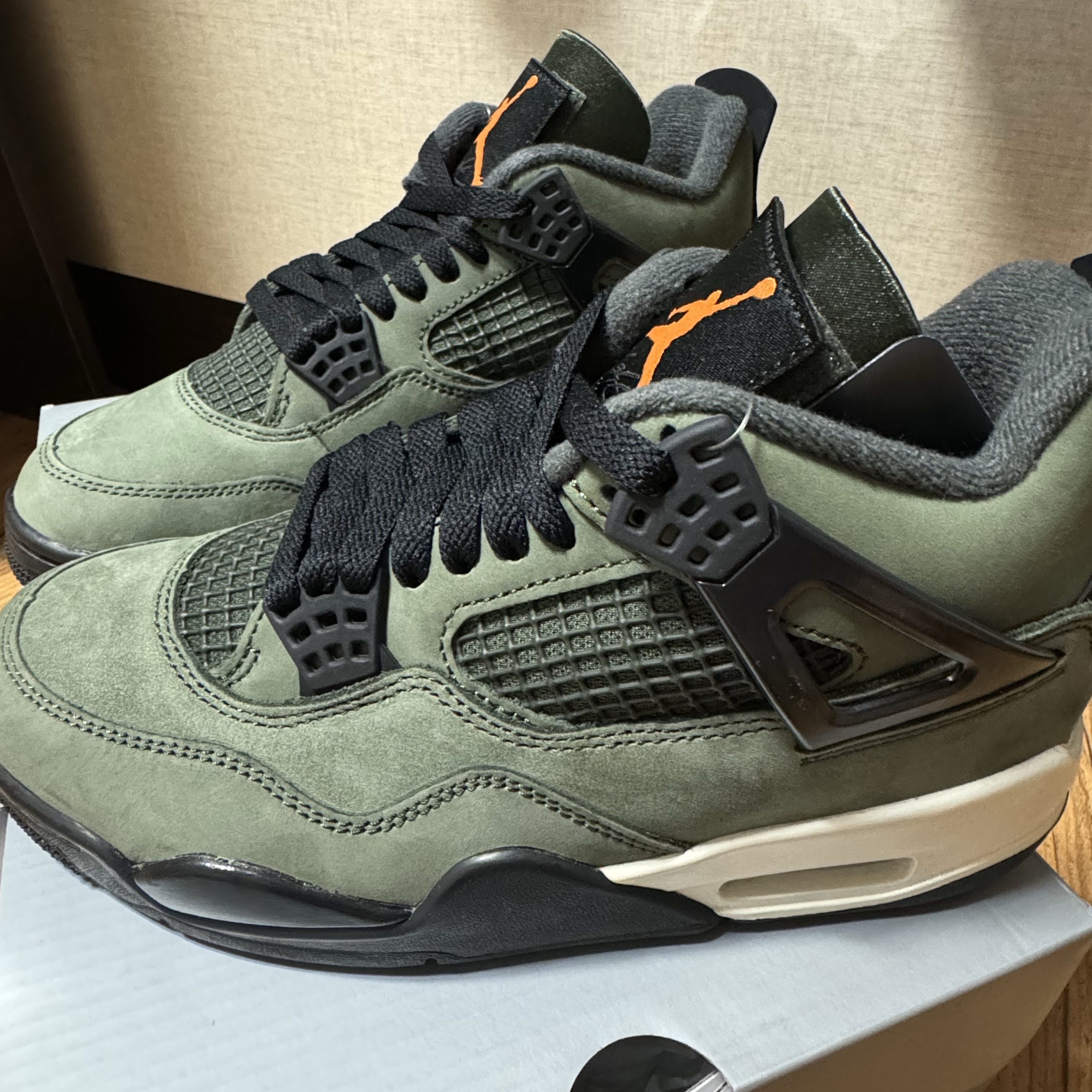 Jordan 4 x Undefeated Retro OG SP Deep Green and Clementine 착용 스타일