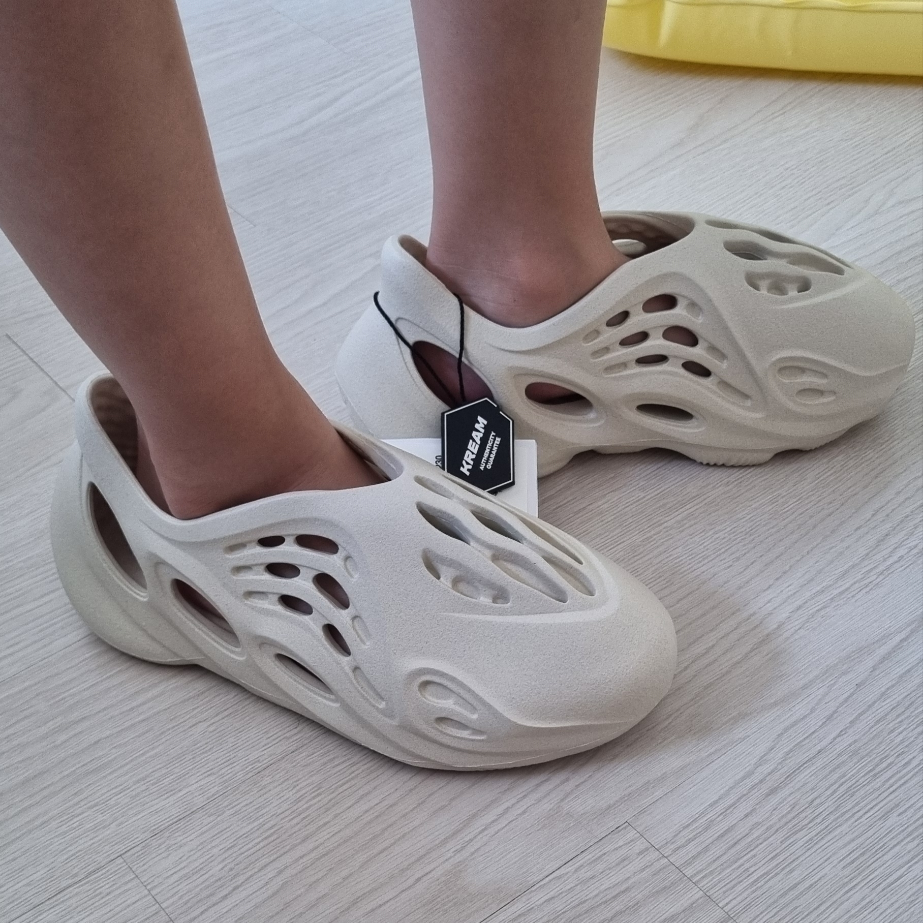 (Kids) Adidas Yeezy Foam RNNR Sand 착용 스타일