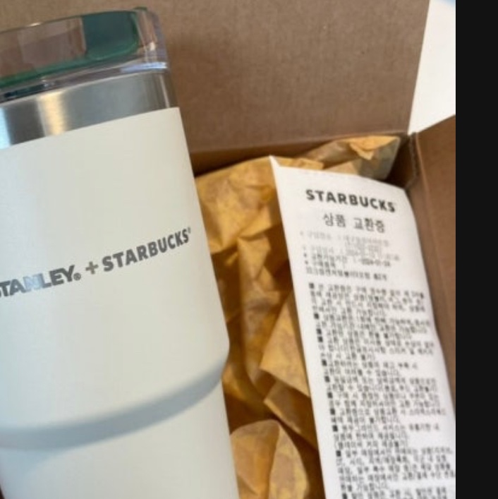 Stanley x Starbucks Quencher Tumbler Cream 591ml 착용 스타일