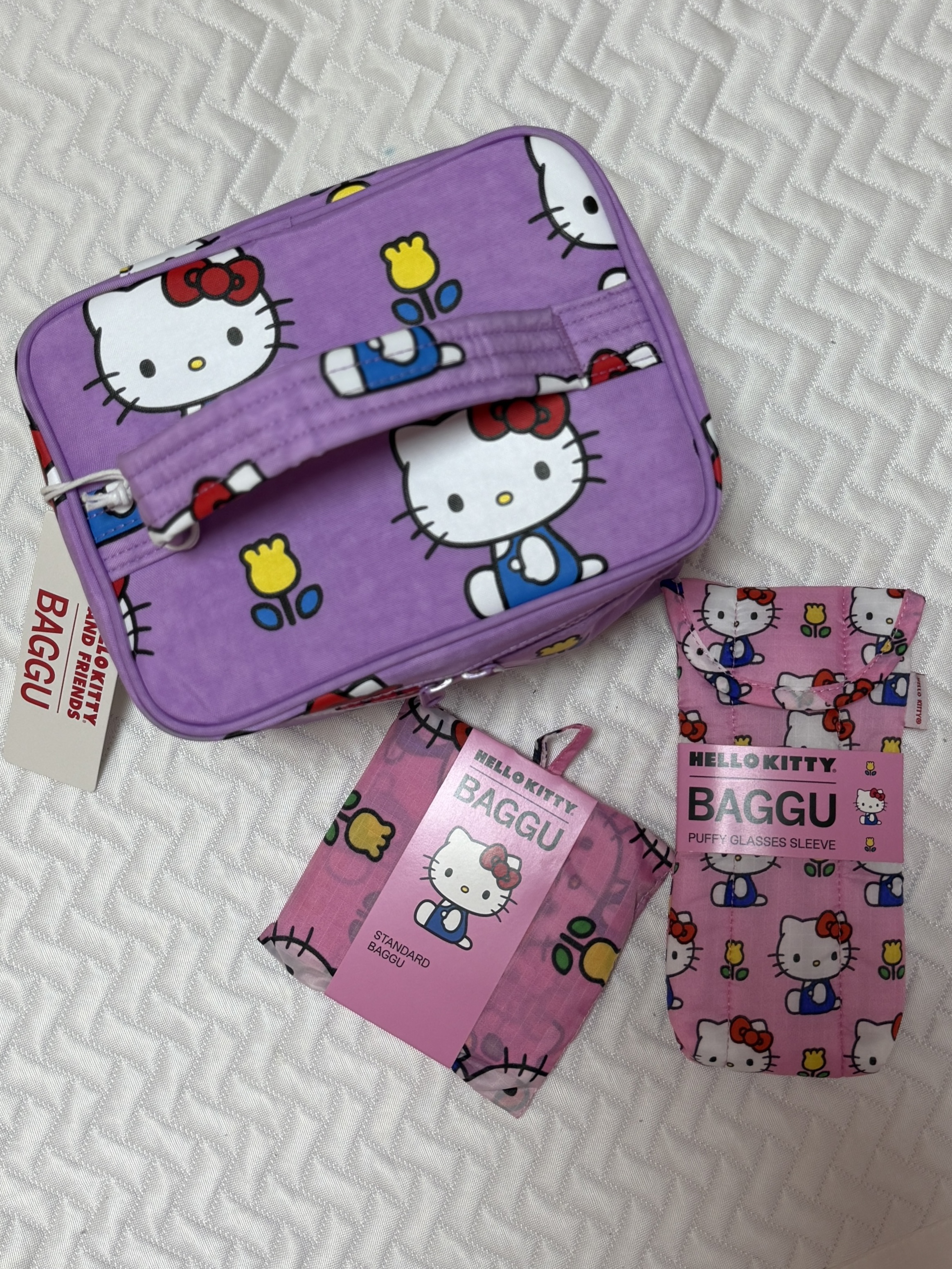 Baggu x Sanrio Large Cosmetic Case Hello Kitty Pink, Baggu x Sanrio Puffy Glasses Sleeve Hello Kitty Pink 착용 스타일 - 3