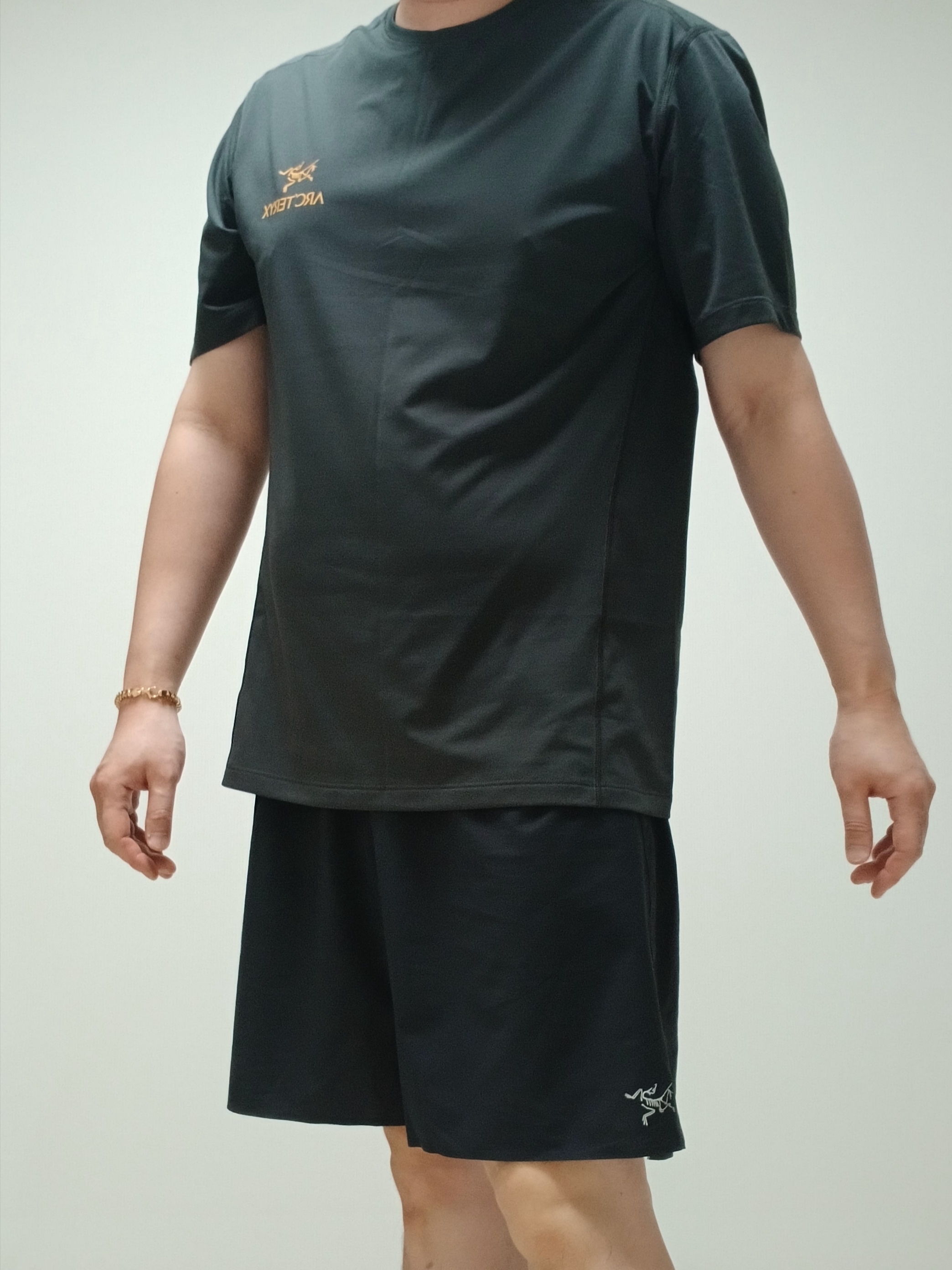 Arc'teryx Motus Arcword Crew SS T-Shirt Black Heather, Arc'teryx Norvan Liner 7 Inch Shorts Black 착용 스타일 - 2