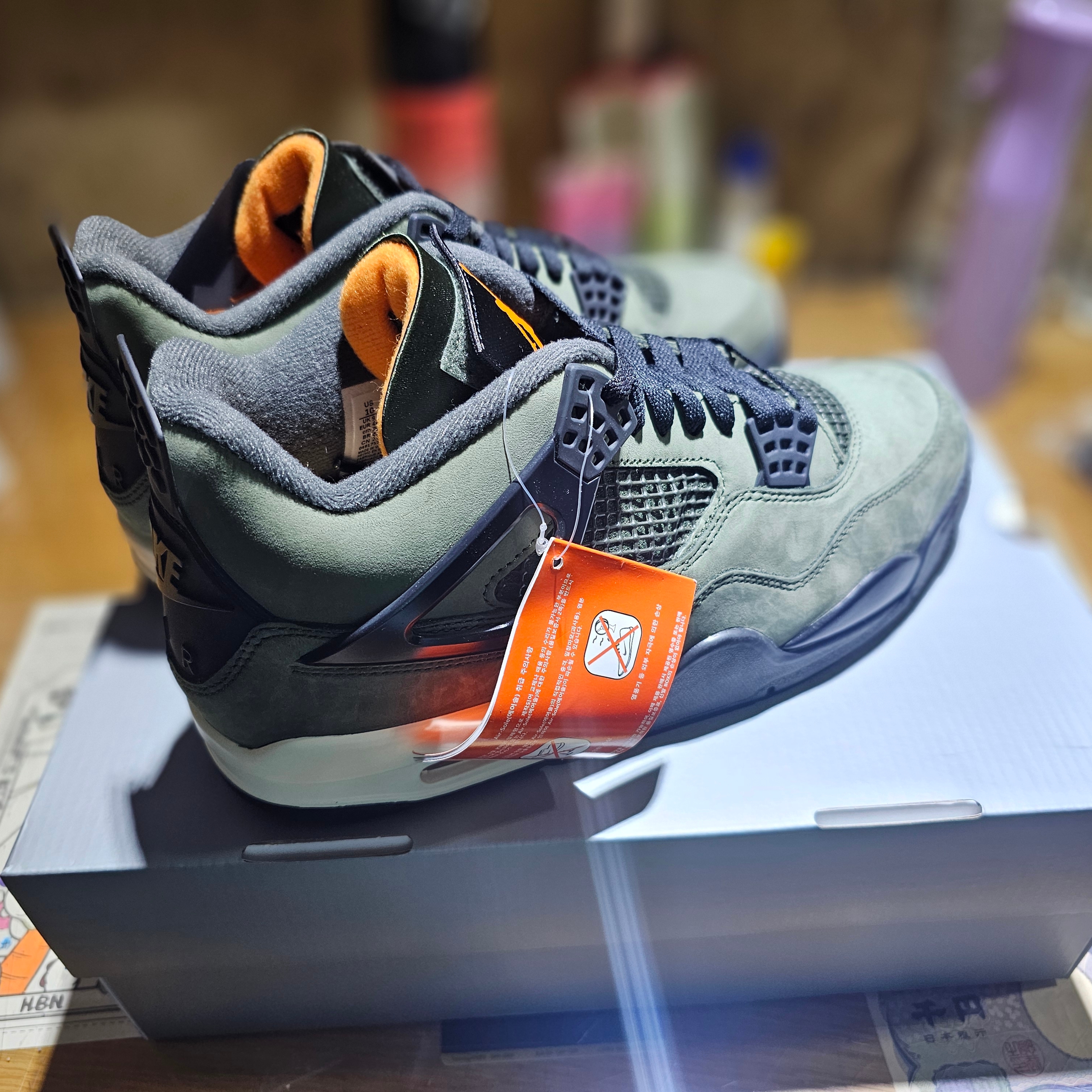 Jordan 4 x Undefeated Retro OG SP Deep Green and Clementine 착용 스타일 - 2