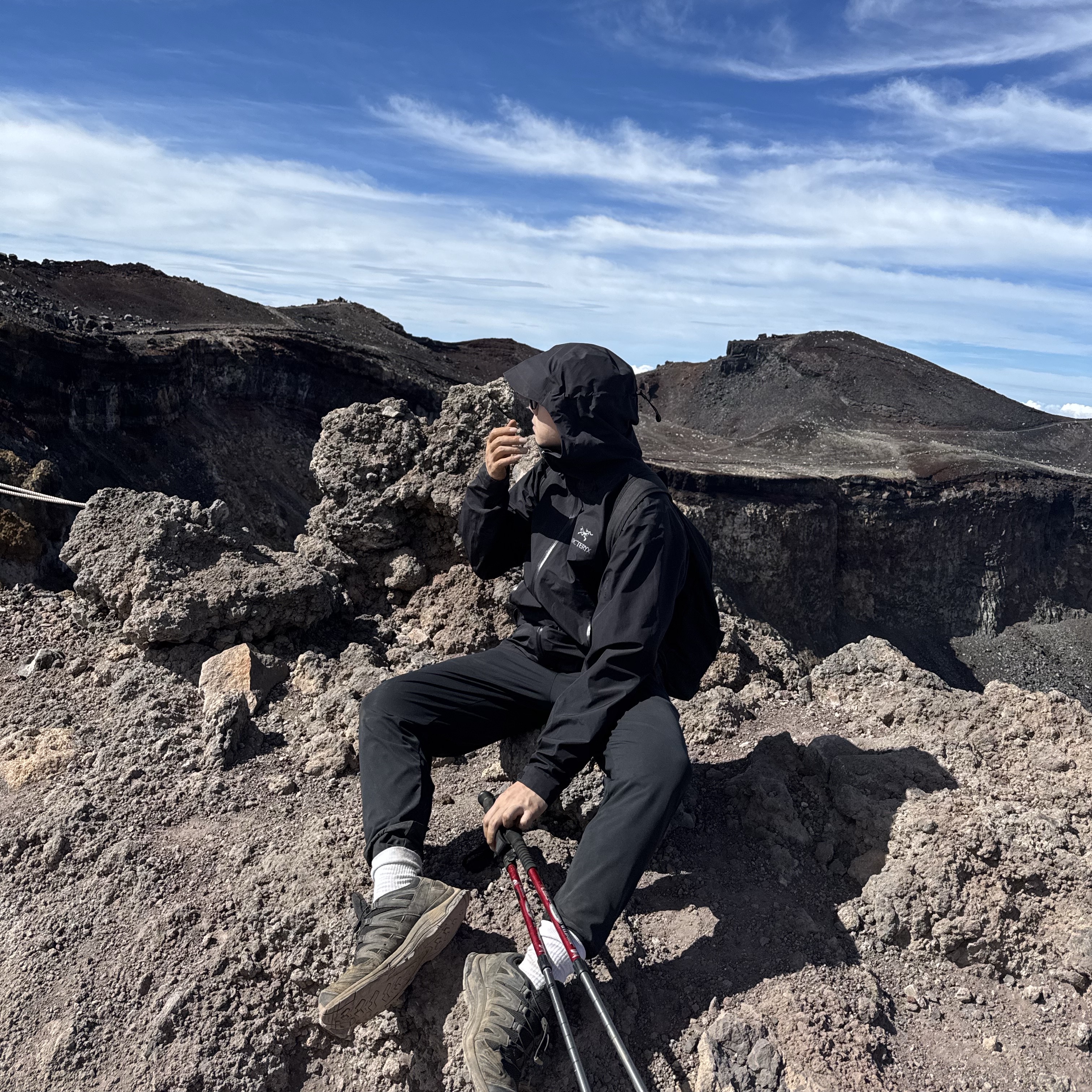 Arc'teryx Beta LT Jacket Black, Salomon XA Pro 3D Black Magnet 착용 스타일 - 1