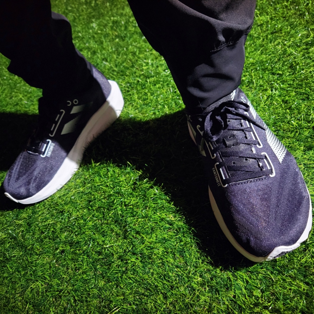 New Balance FuelCell Rebel v4 Black White - 2E Wide 착용 스타일 - 1