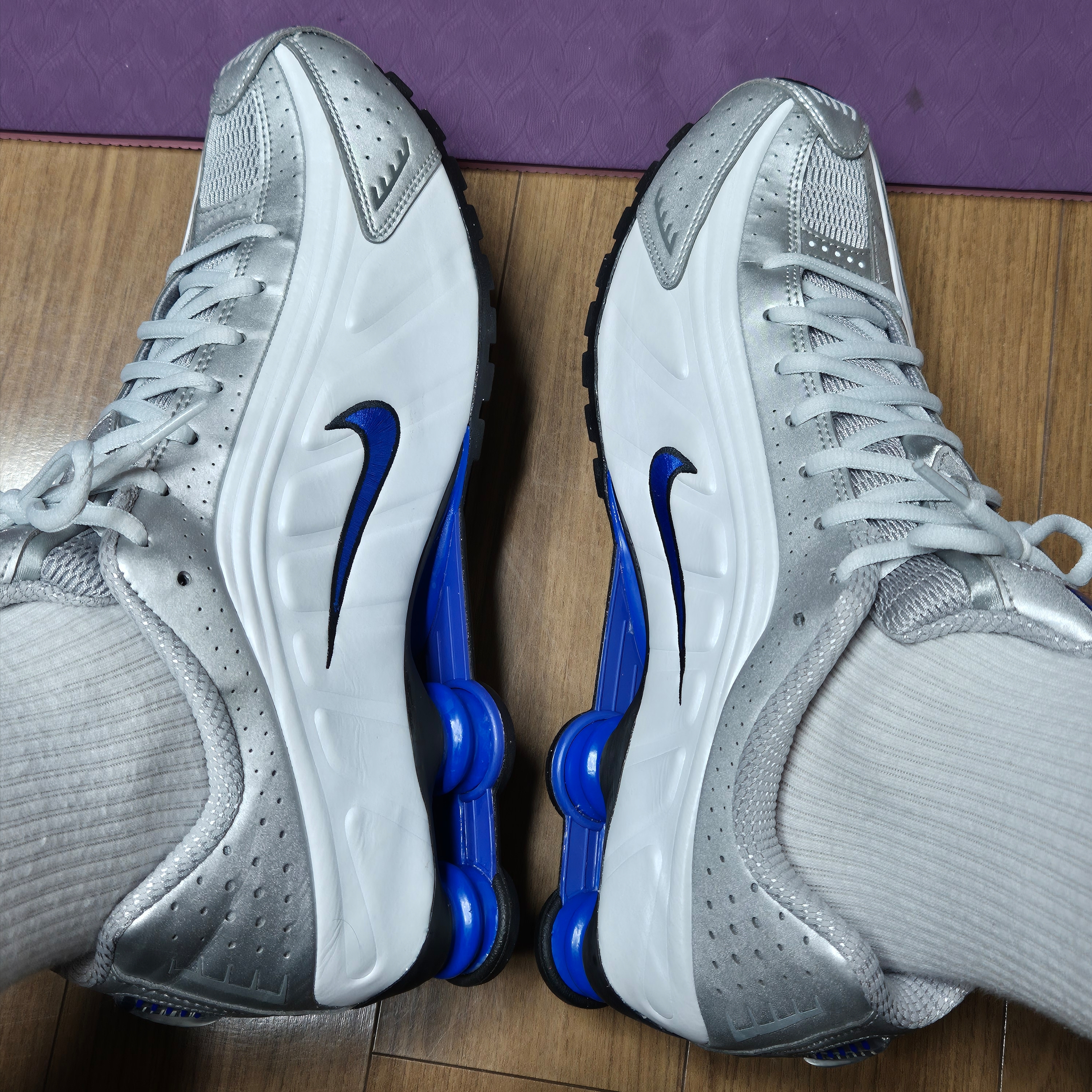 Nike Shox R4 White Racer Blue 착용 스타일
