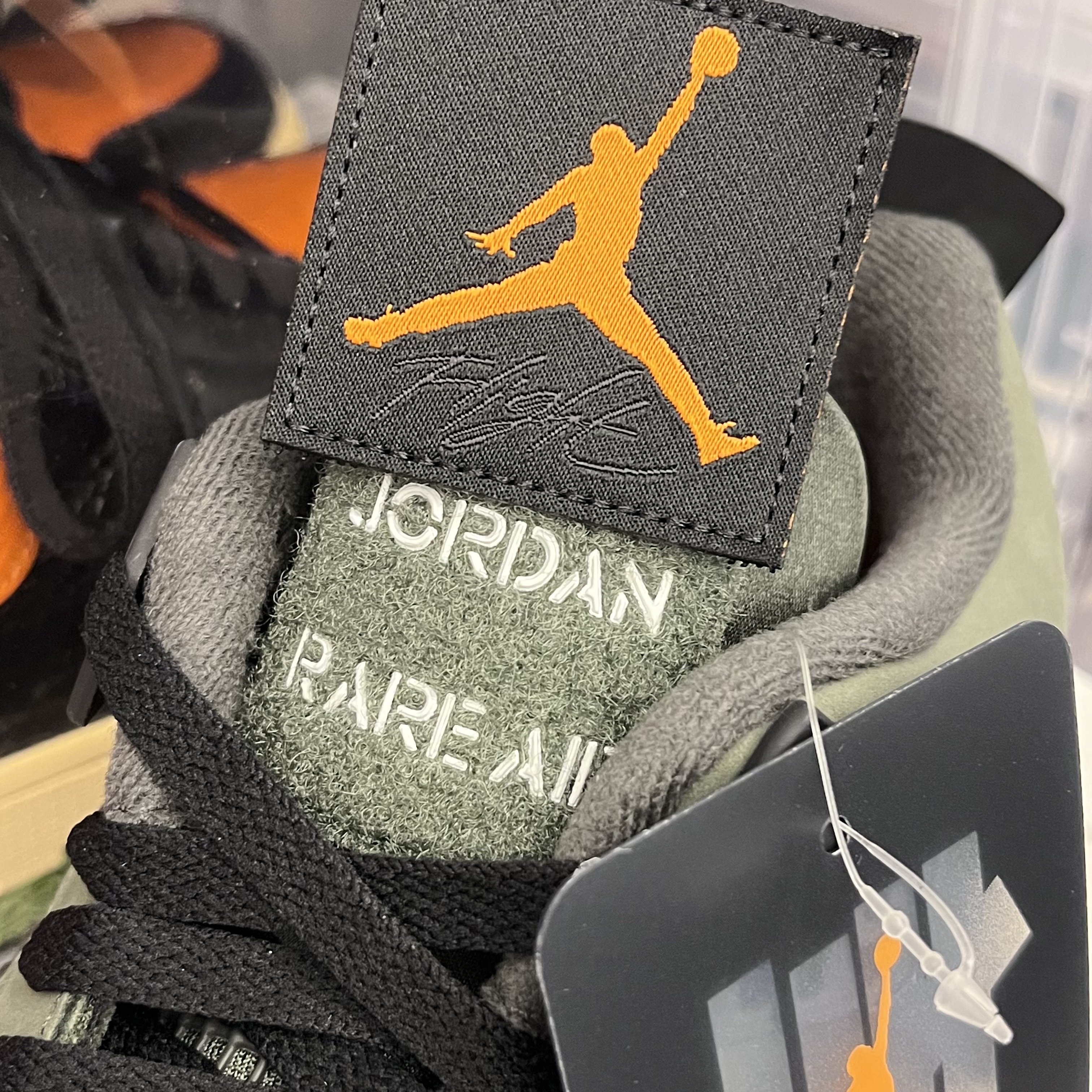 Jordan 4 x Undefeated Retro OG SP Deep Green and Clementine 착용 스타일 - 1