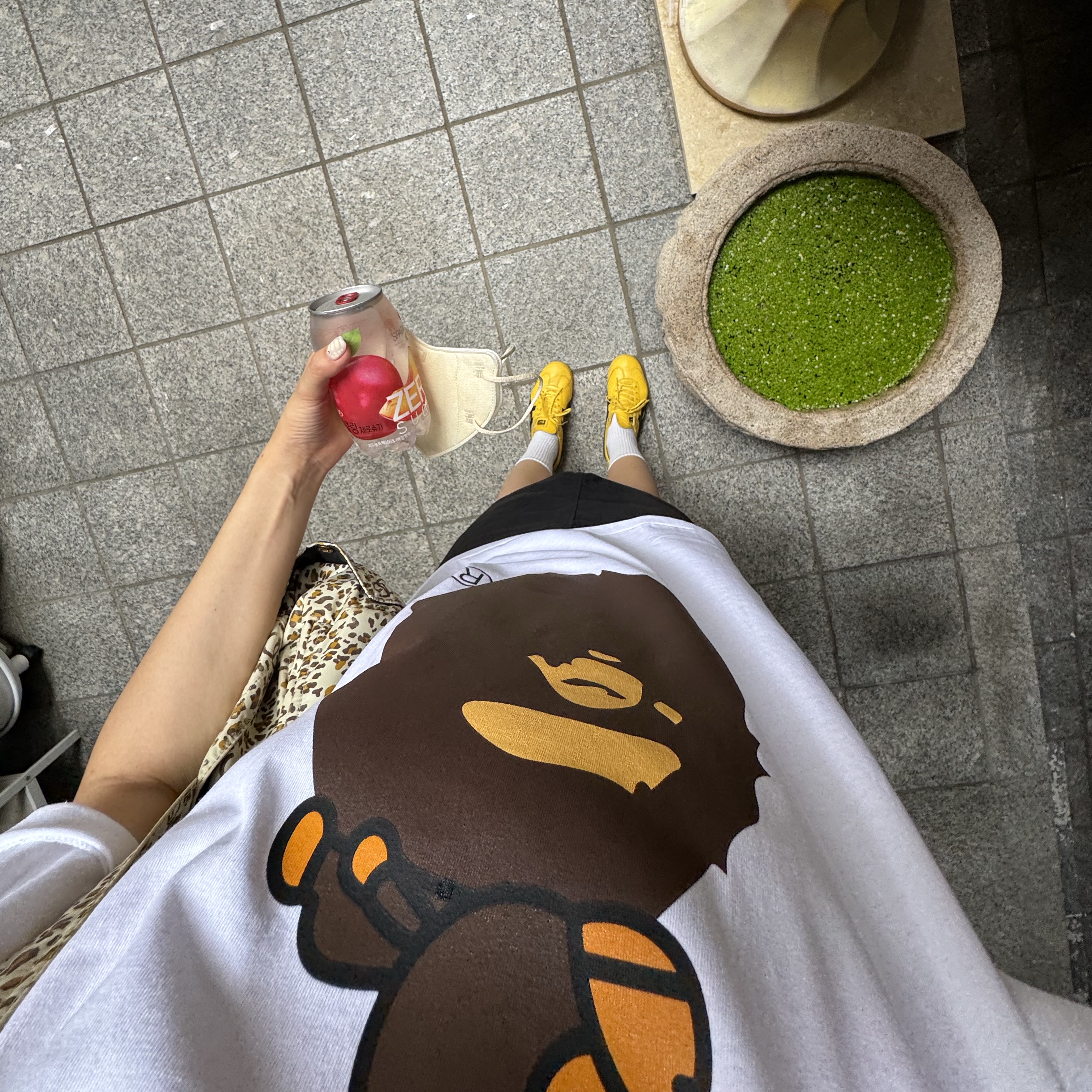 BAPE Milo On Big Ape T-Shirt White, Porter Tanker Duffle Bag L Iron Blue 착용 스타일 - 1