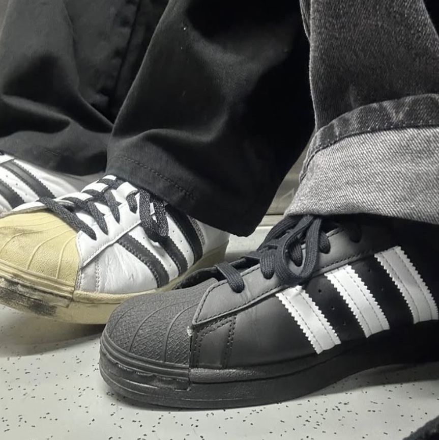 Adidas Superstar Core Black White, Adidas Superstar Premium White Black 착용 스타일 - 1