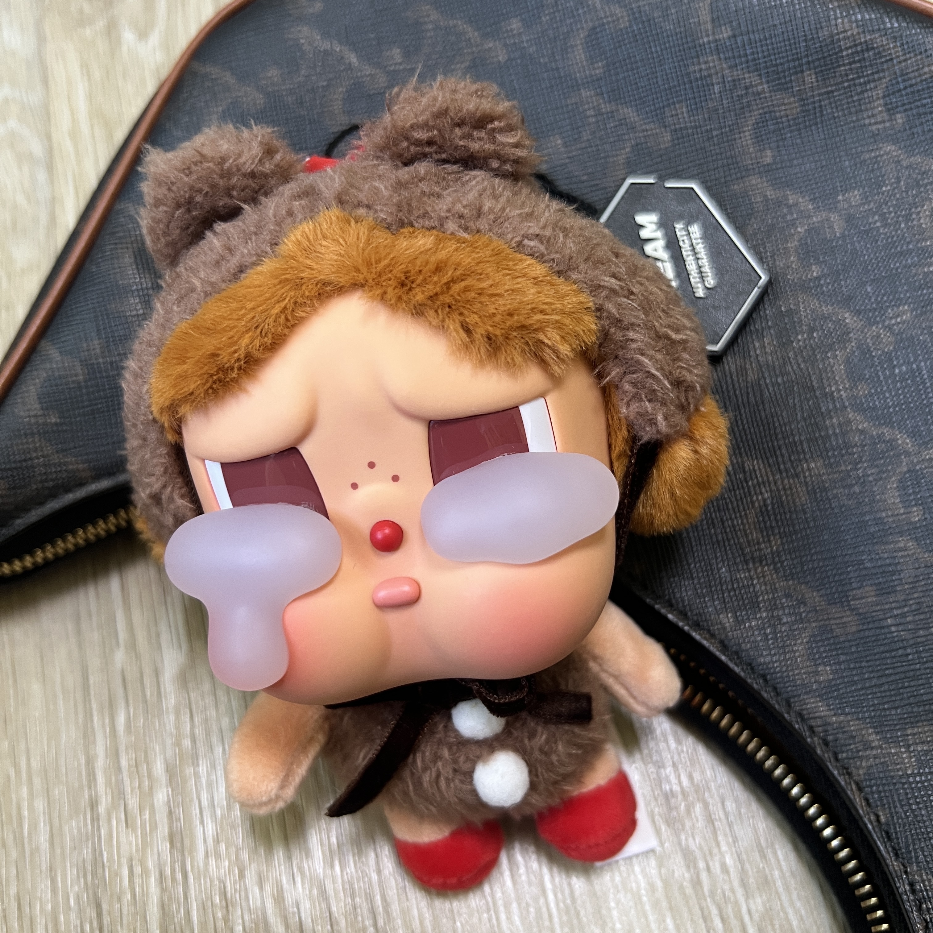 Pop Mart Crybaby Crying Again Series Plush Keyring Love Makes Us Cry (Opened Case) 착용 스타일