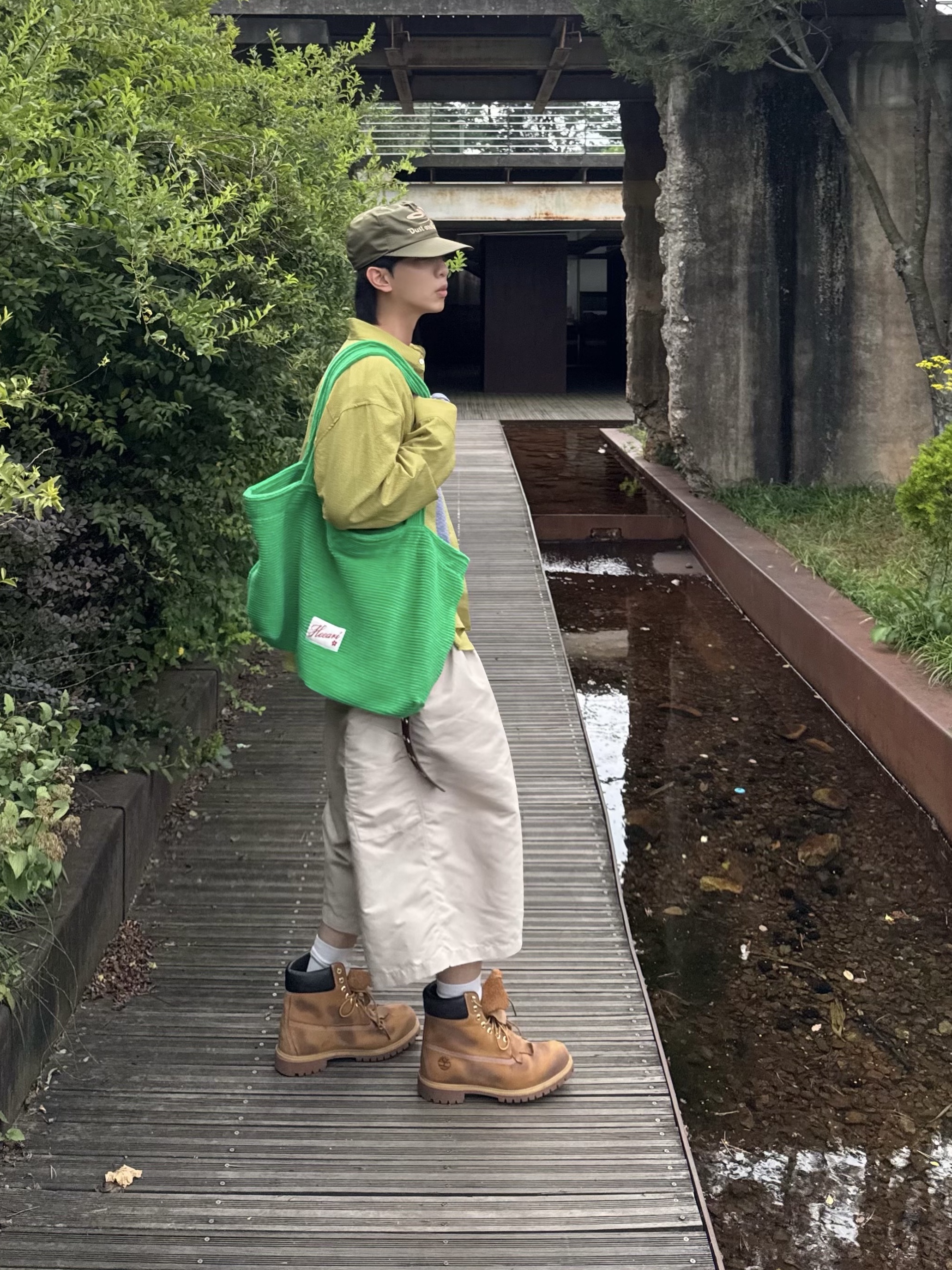 MJD x Koin Seoul Two Tuck Re-Nylon Wide Carpenter Bermuda Pants Beige, MJD Stripe Finger Hole Long Sleeve T-Shirt Black 착용 스타일 - 5