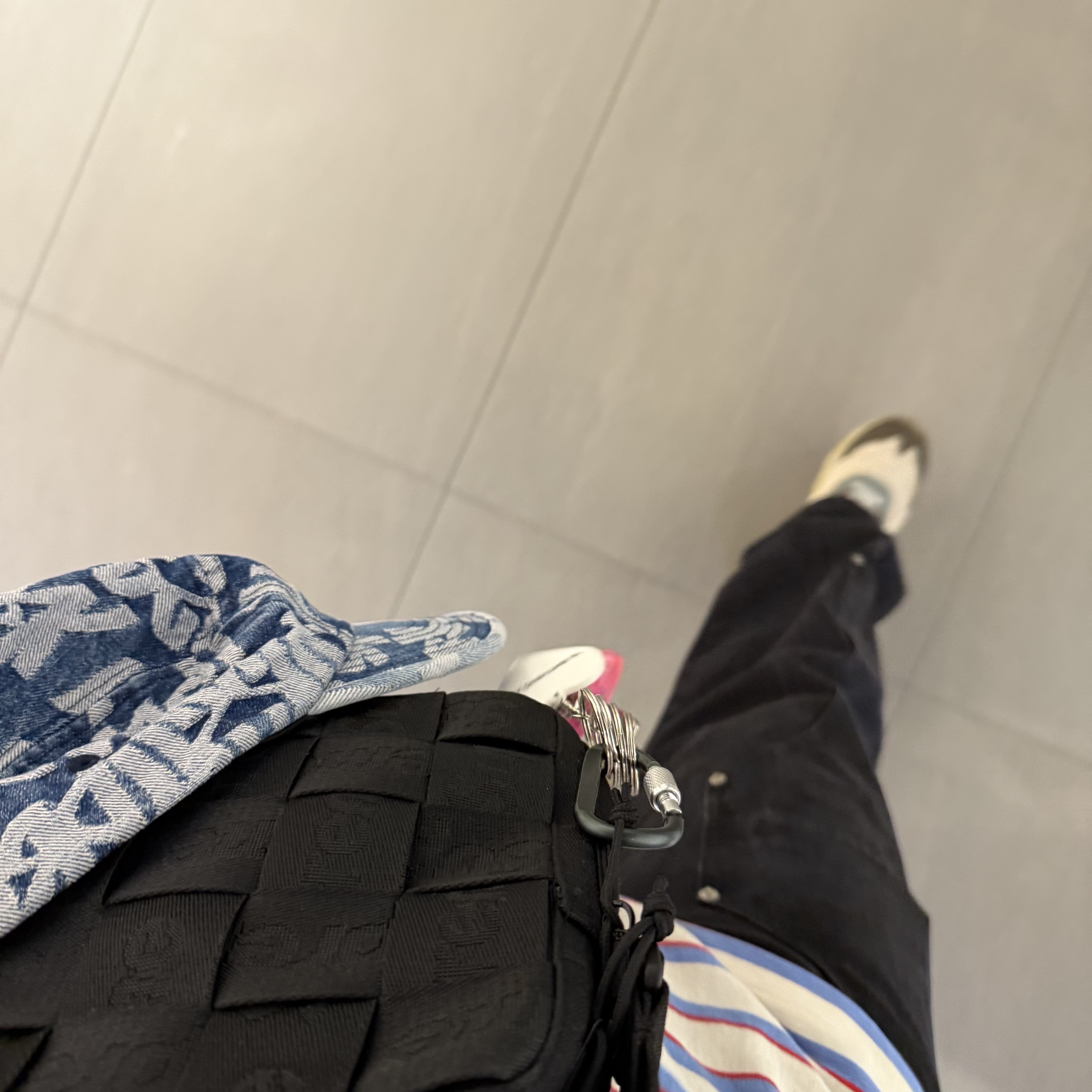 Supreme Woven Shoulder Bag Black - 24SS, Supreme Fat Tip Jacquard Denim Camp Cap Blue - 22SS 착용 스타일