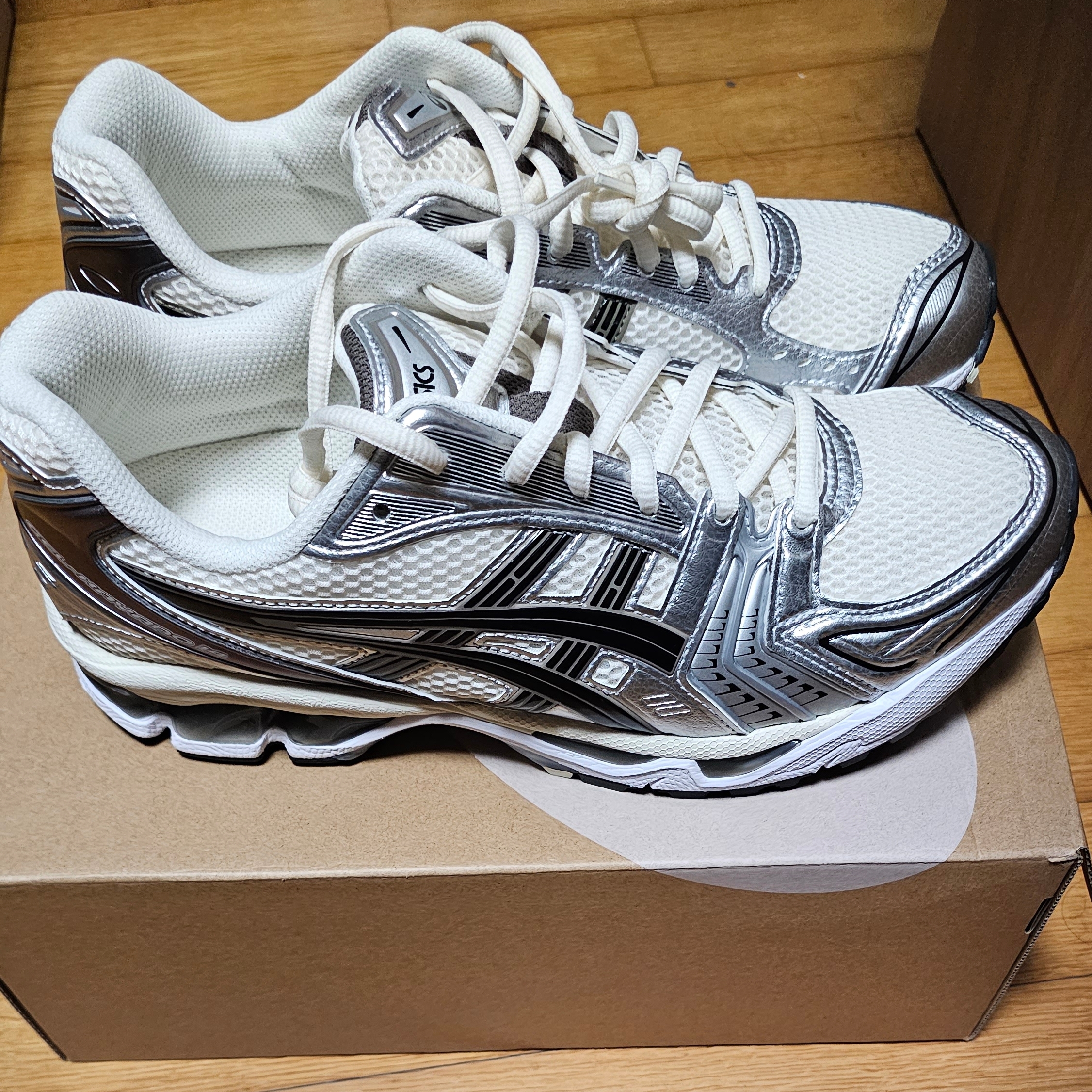 Asics Gel-Kayano 14 Cream Black 착용 스타일