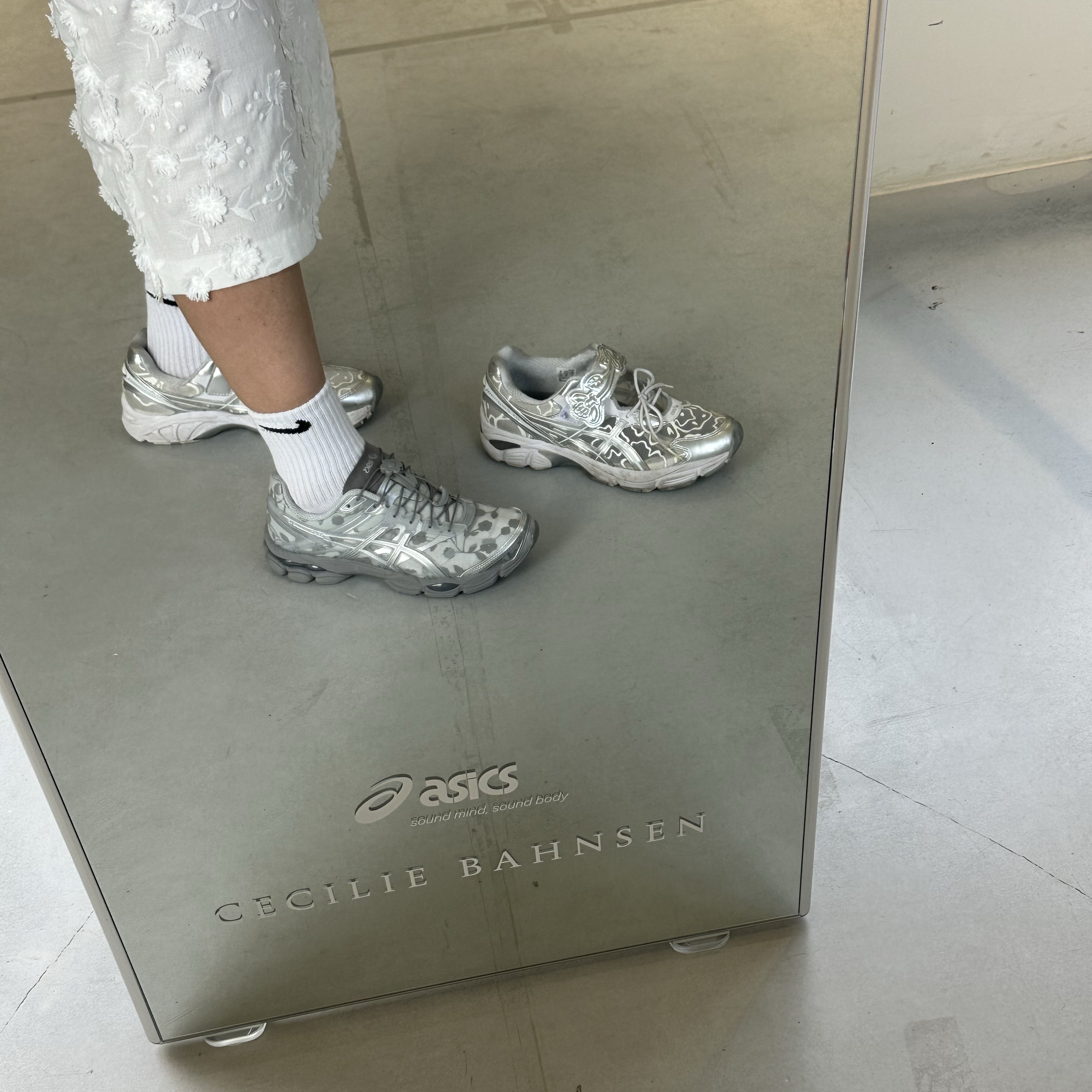 Asics x Cecilie Bahnsen Gel-Cumulus 16 Gray 착용 스타일