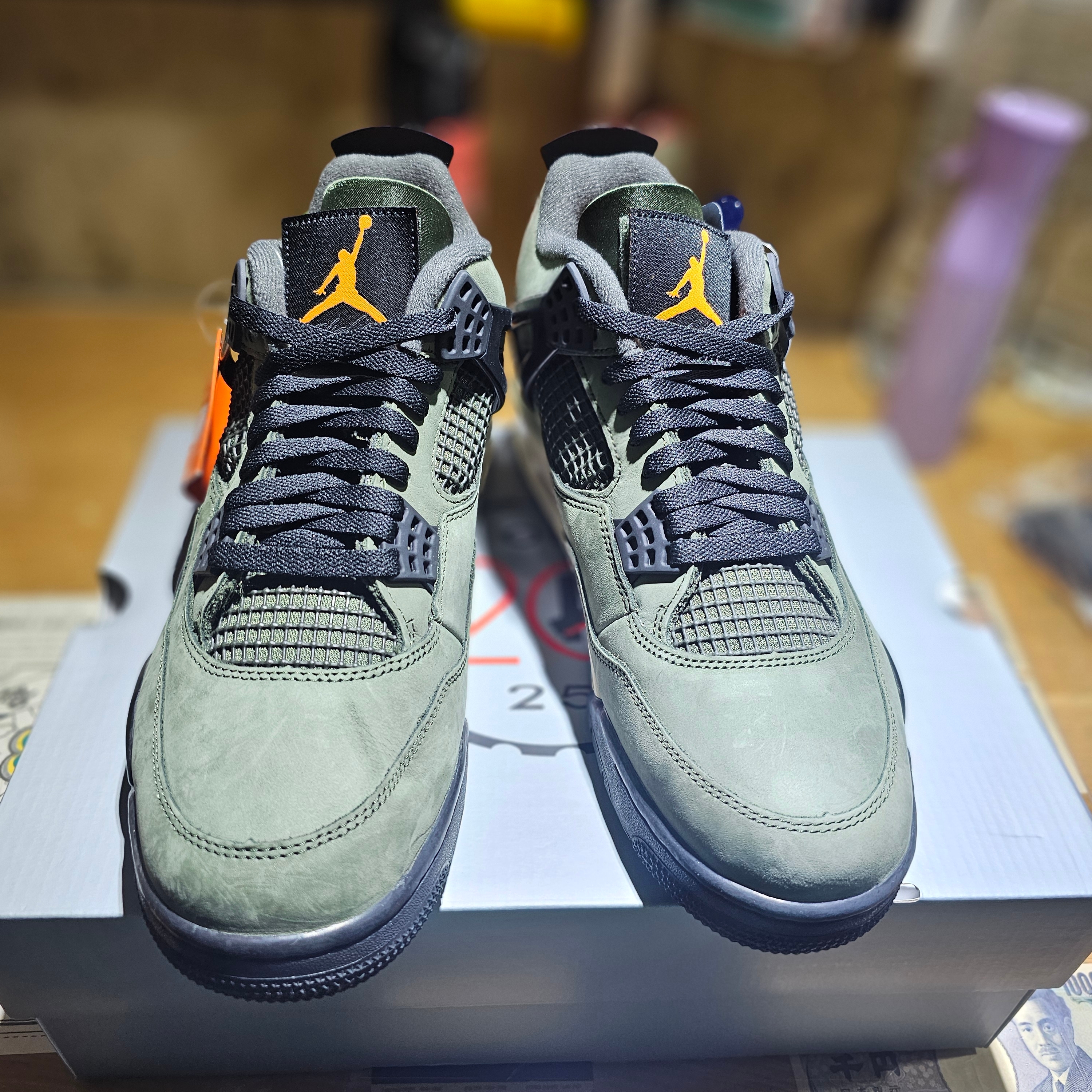 Jordan 4 x Undefeated Retro OG SP Deep Green and Clementine 착용 스타일 - 3