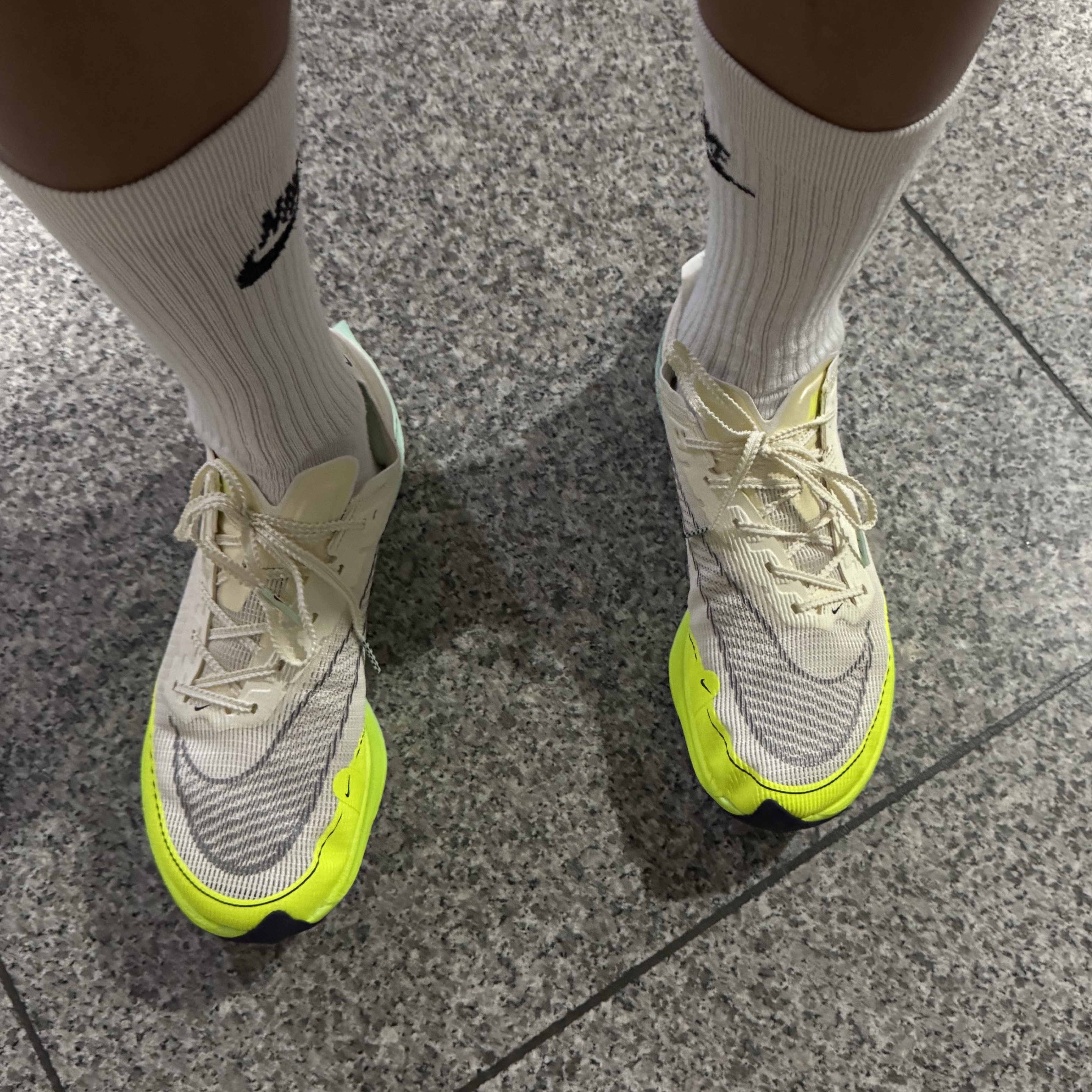 Nike ZoomX Vaporfly Next% 2 Coconut Milk Ghost Green 착용 스타일