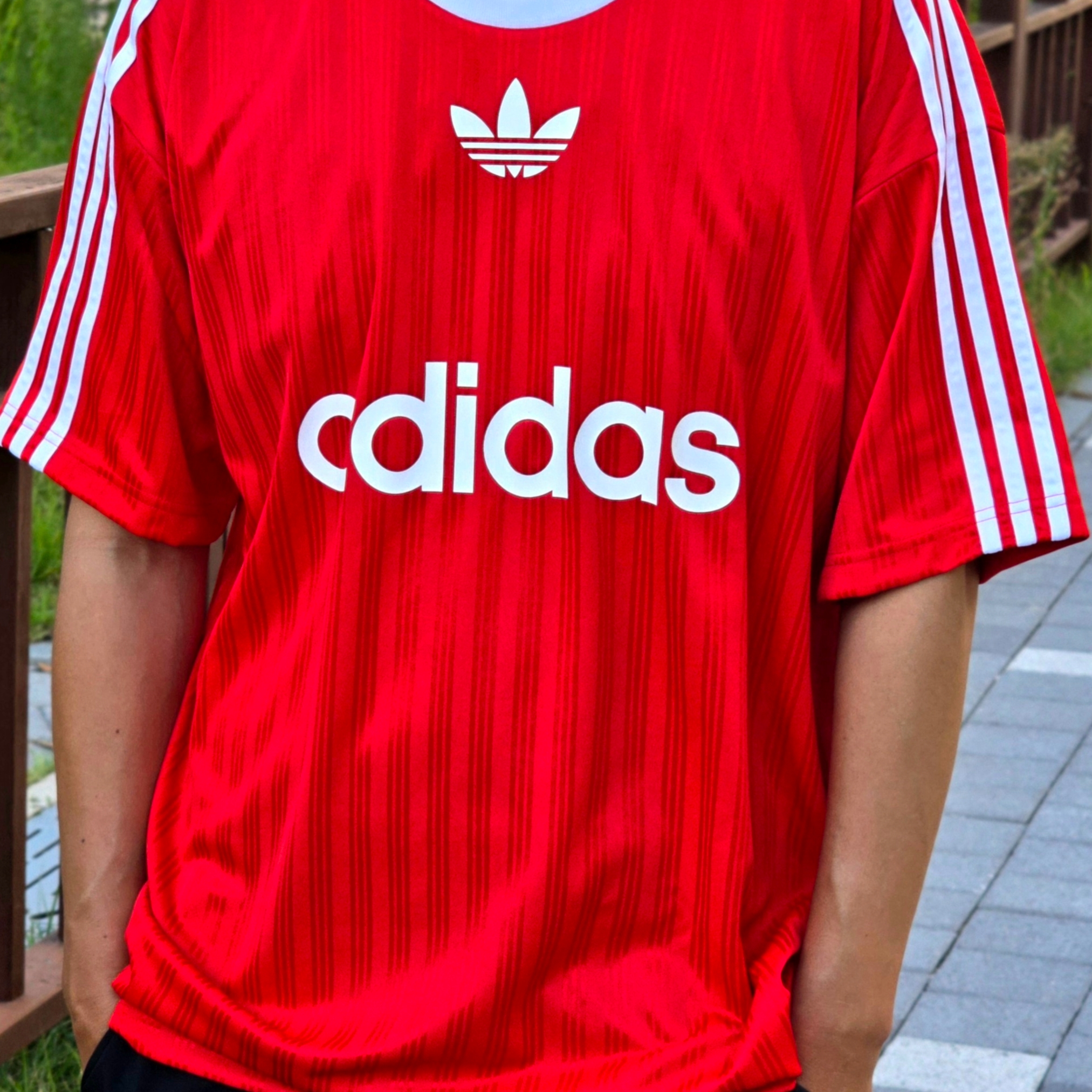 Adidas Adicolor T-Shirt Better Scarlet White - KR Sizing, Adidas Adicolor T-Shirt Better Scarlet White - US Sizing 착용 스타일 - 1
