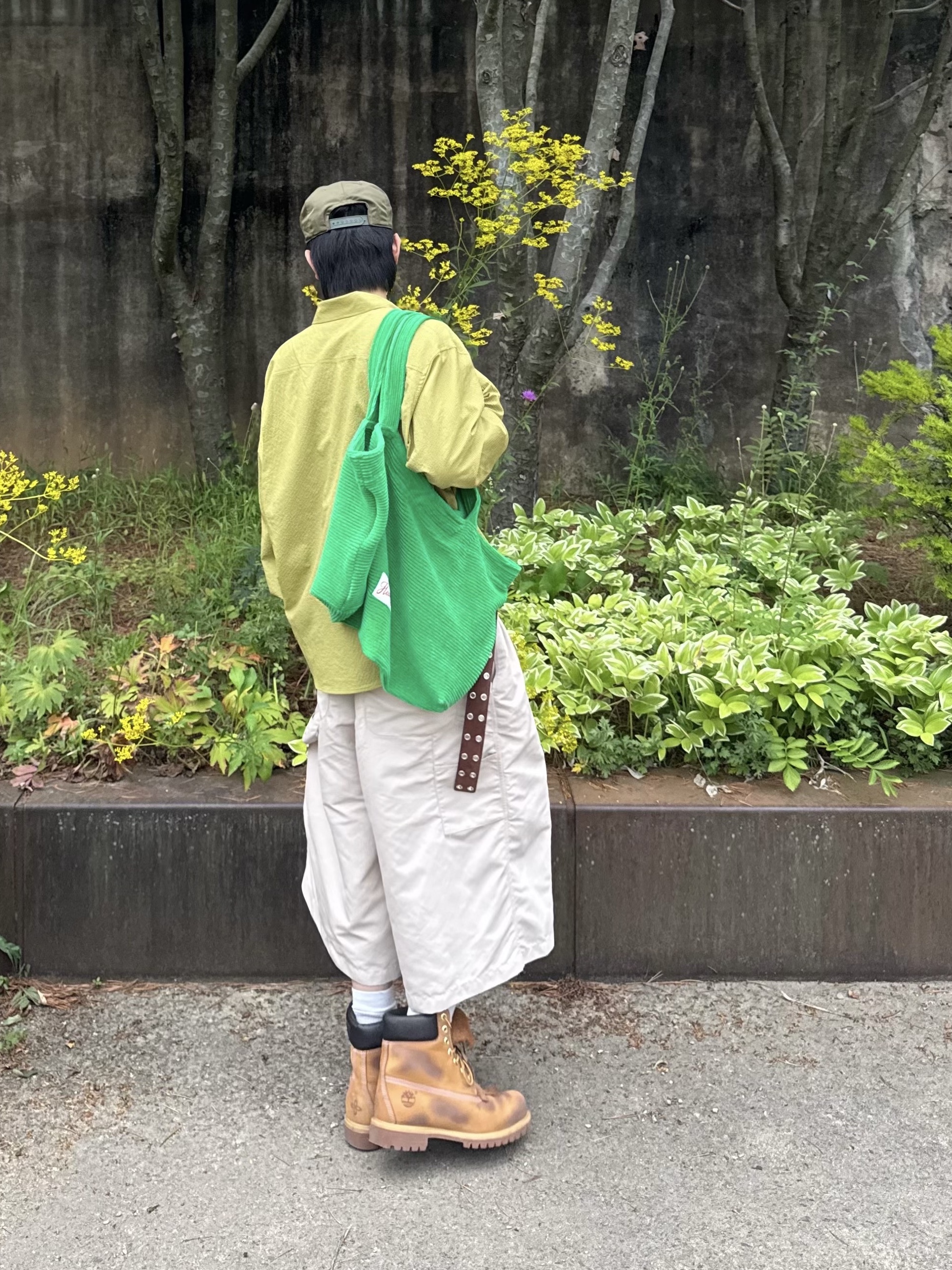 MJD x Koin Seoul Two Tuck Re-Nylon Wide Carpenter Bermuda Pants Beige, MJD Stripe Finger Hole Long Sleeve T-Shirt Black 착용 스타일 - 3
