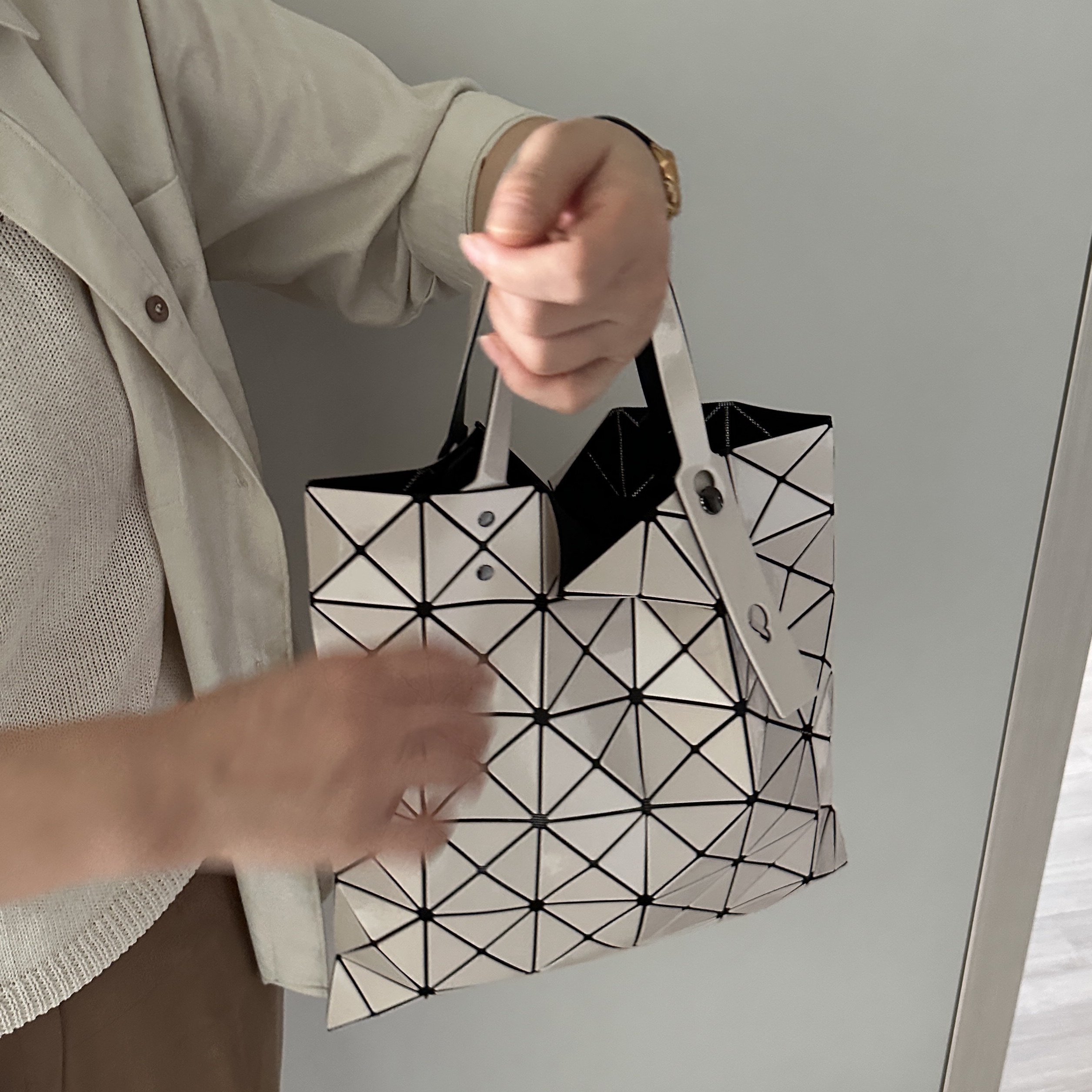 Bao Bao Issey Miyake Lucent Tote Bag Beige 착용 스타일