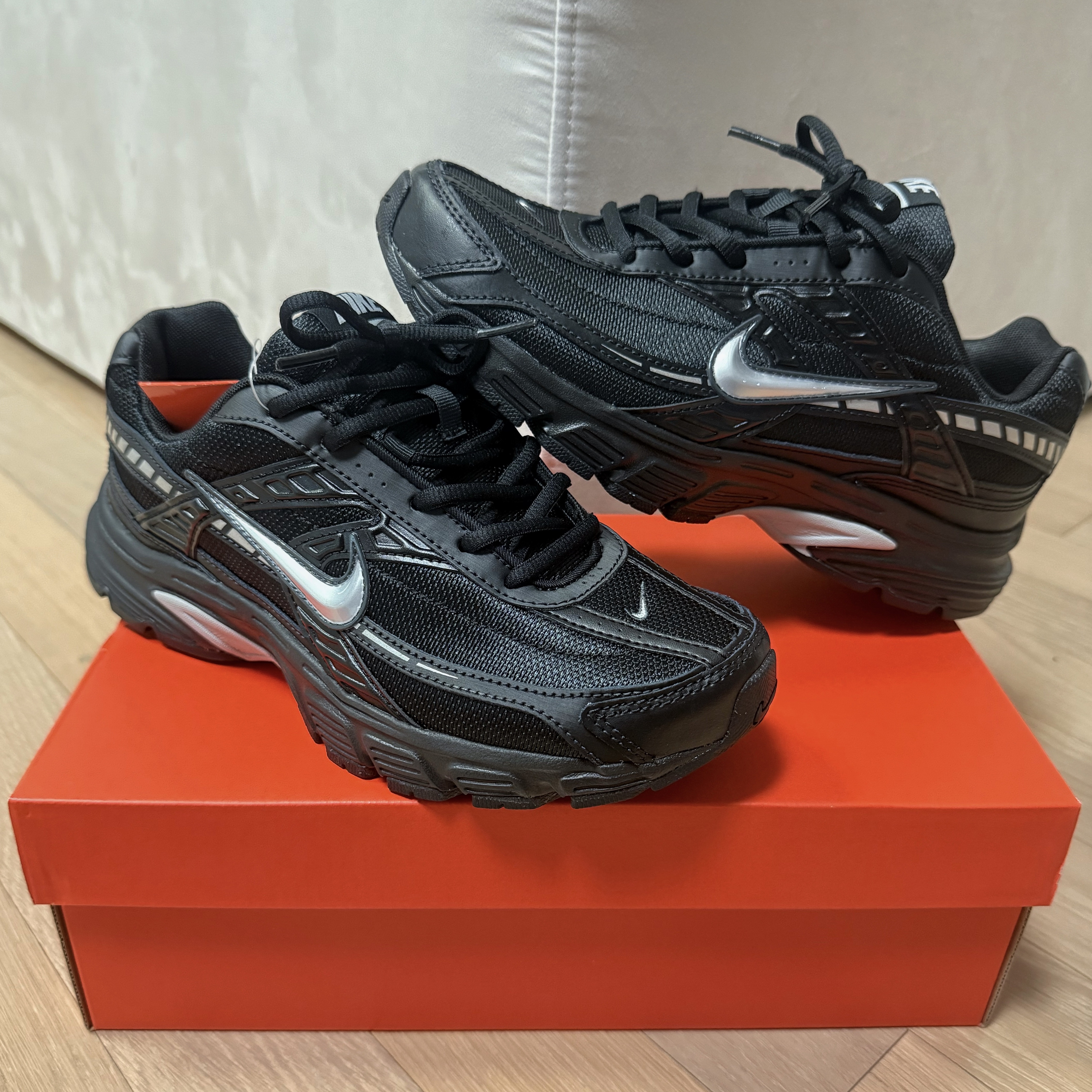 Nike Initiator Black Metallic Silver 착용 스타일