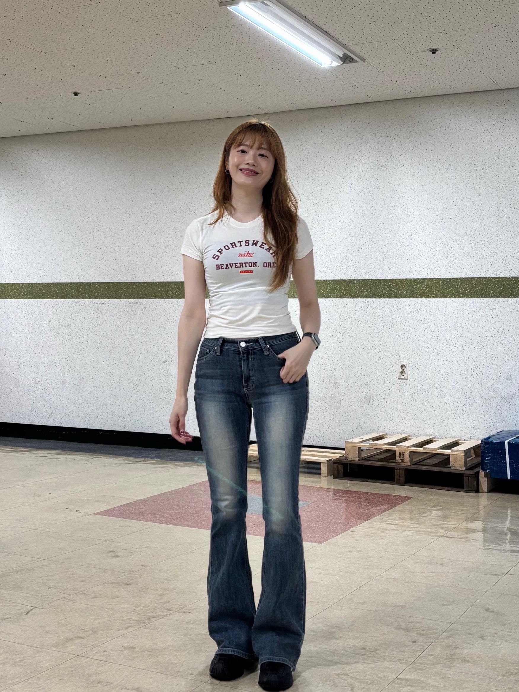 (W) Nike Shox R4 Black, (W) Nike NSW Phoenix Slim Graphic T-Shirt Pale Ivory - Asia 착용 스타일 - 4