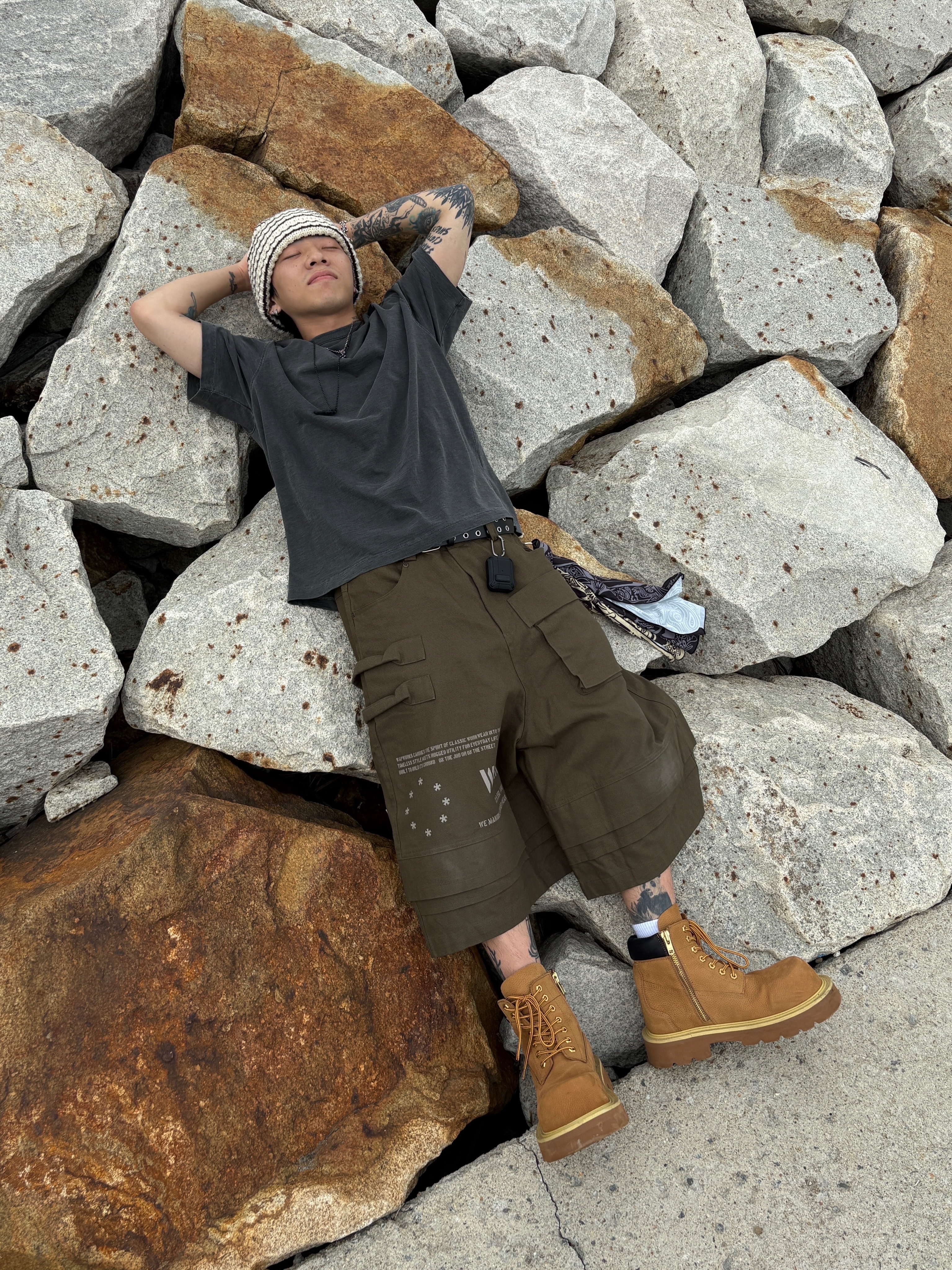 Wapworks Engineered Oxford Bermuda Khaki, Scudo Vintage Cube Drop Necklace 착용 스타일 - 1