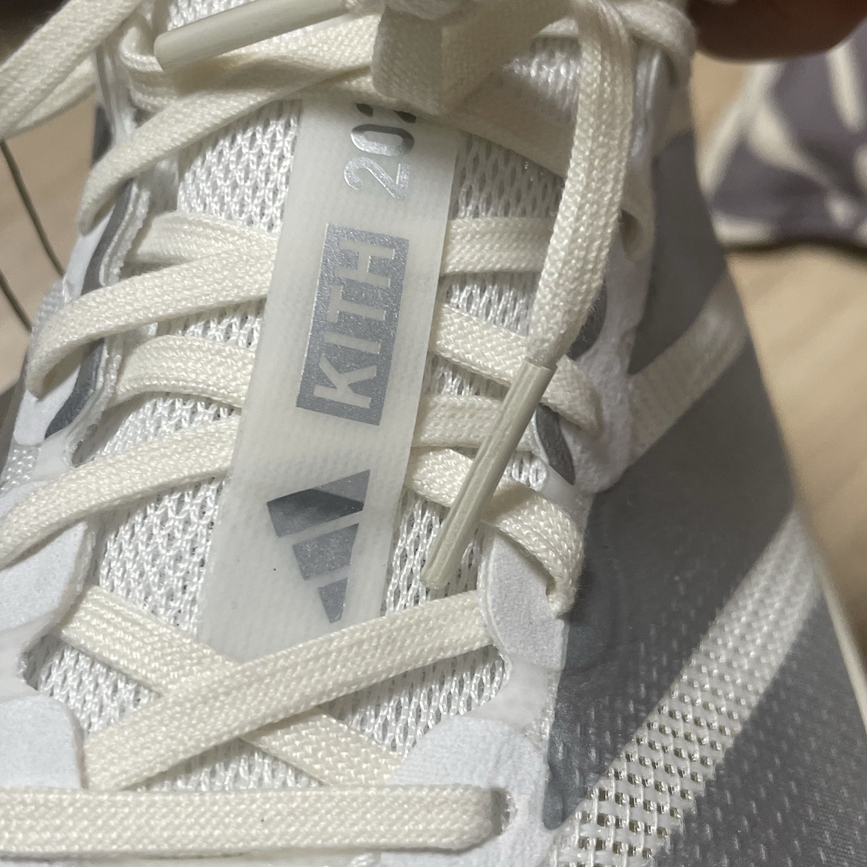 Adidas x Kith Adizero Boston 13 White Silver Metallic 착용 스타일 - 2