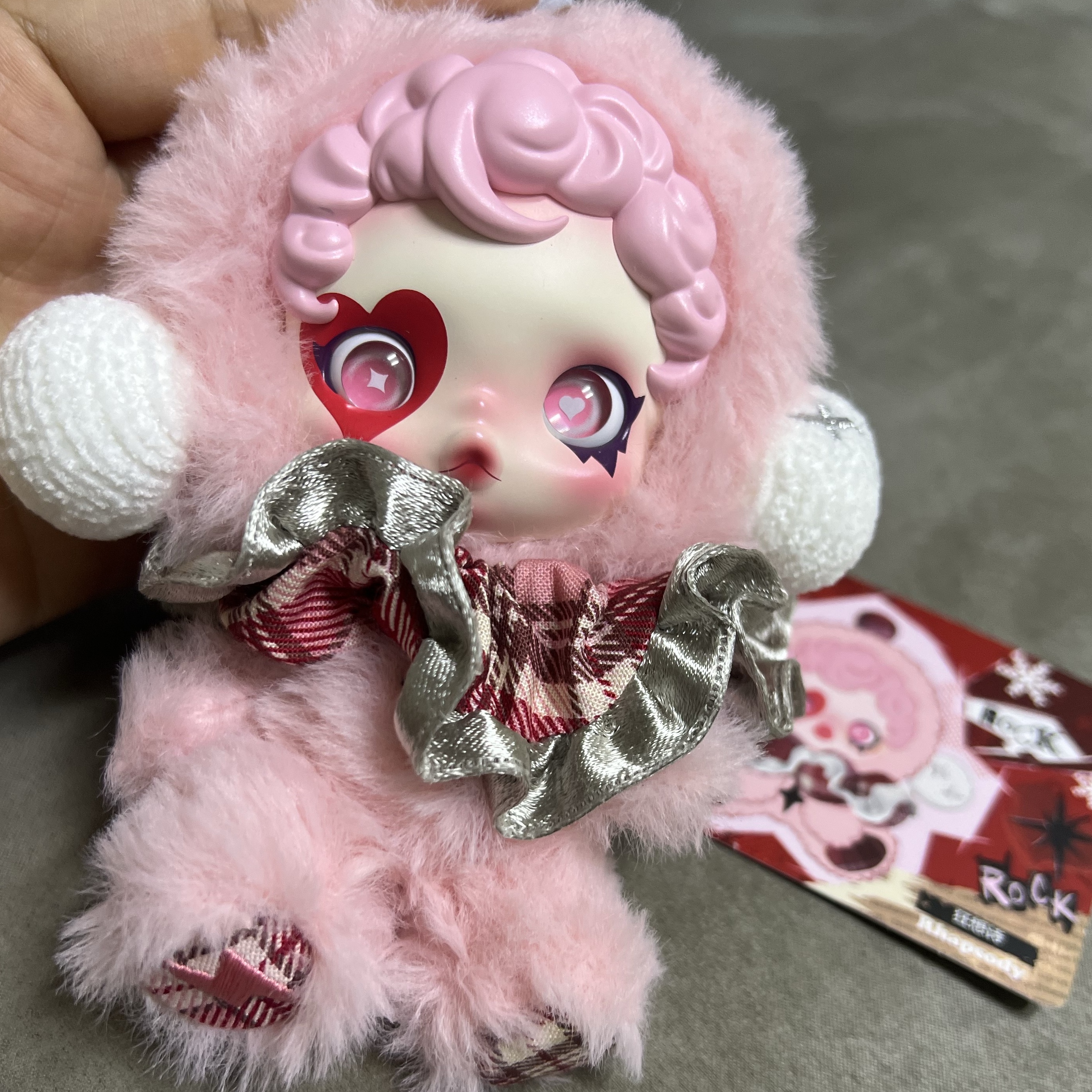 Pop Mart Skullpanda Winter Symphony Series Keyring Rhapsody (Opened Case) 착용 스타일