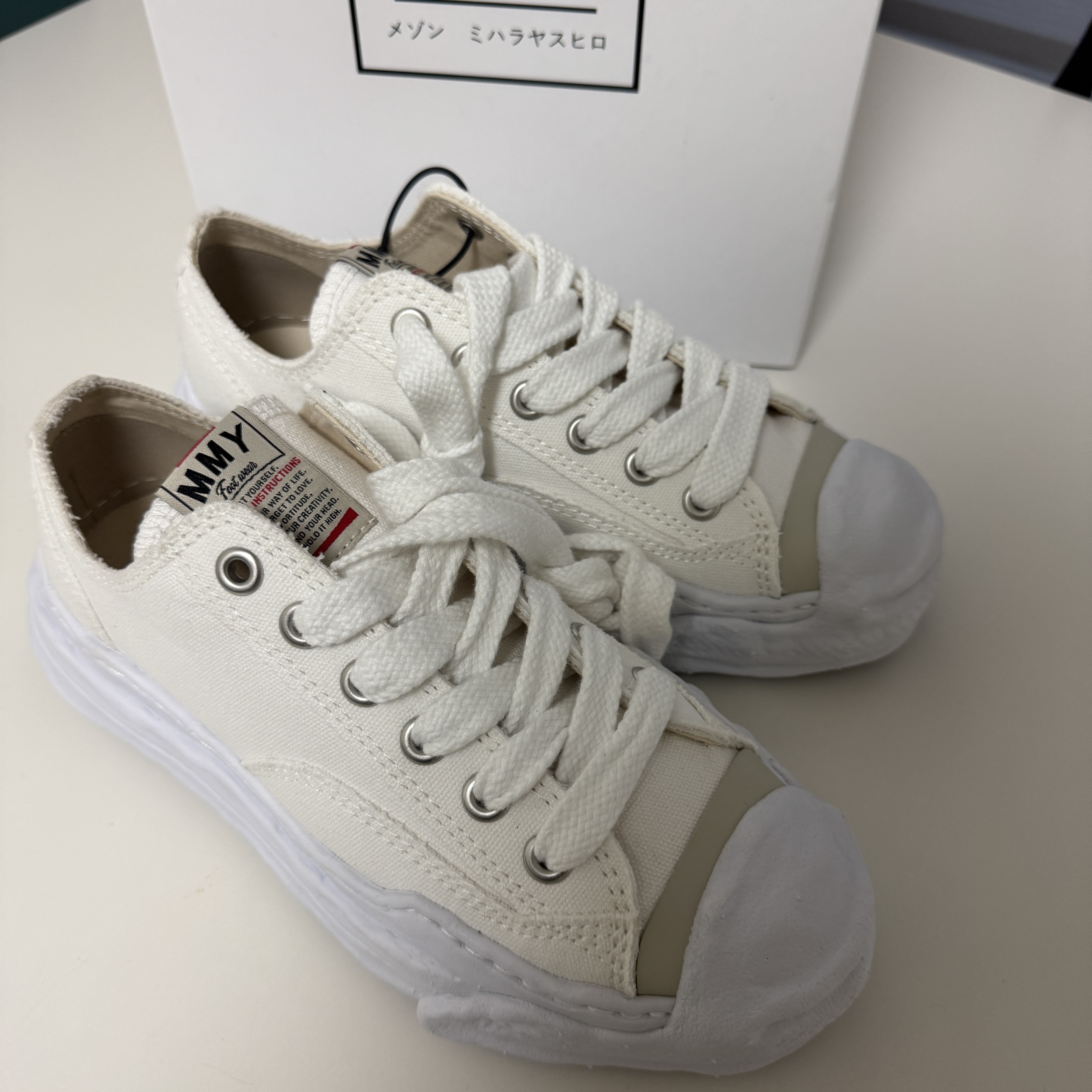 Maison Mihara Yasuhiro Hank OG Sole Canvas Low-top Sneakers White 착용 스타일