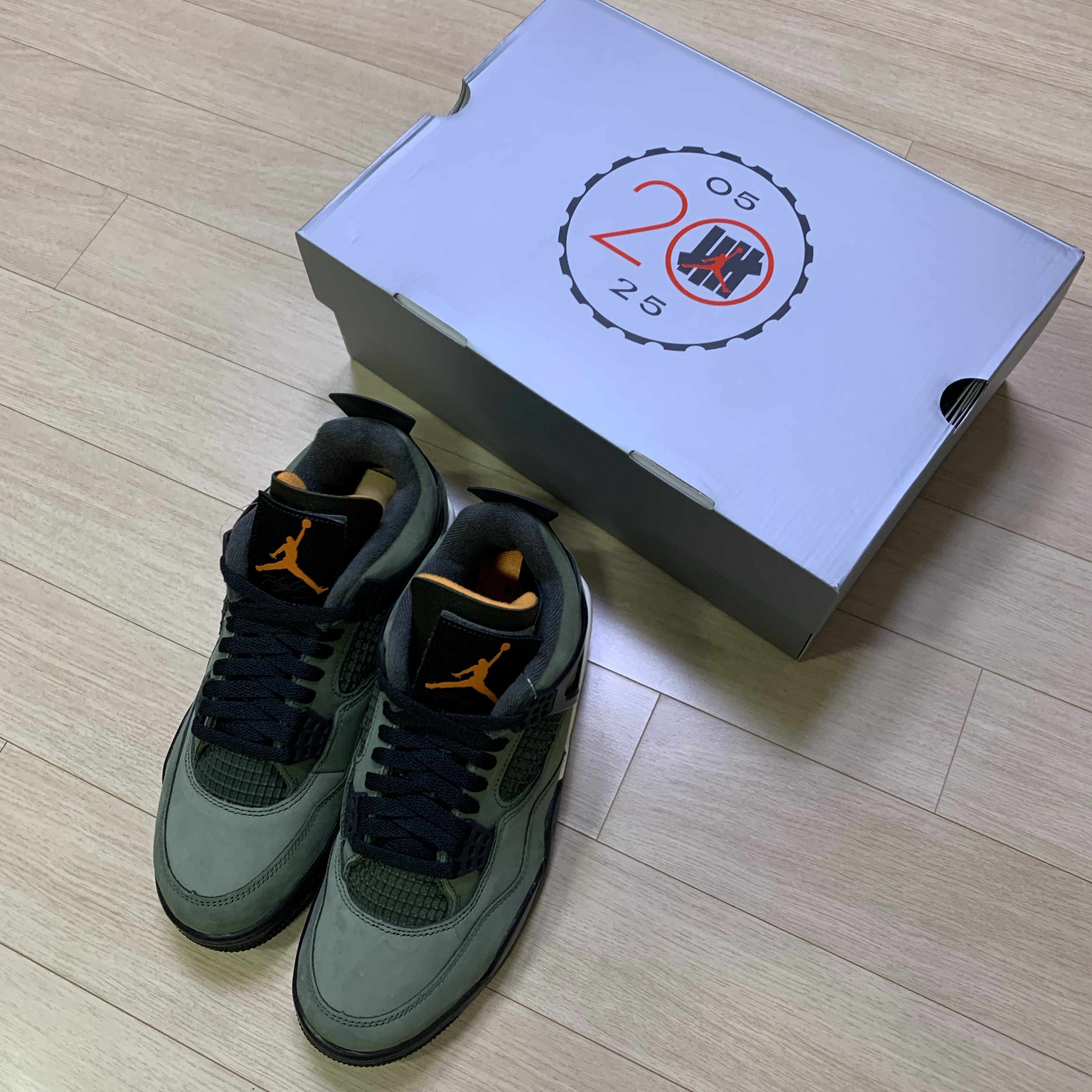 Jordan 4 x Undefeated Retro OG SP Deep Green and Clementine 착용 스타일 - 1