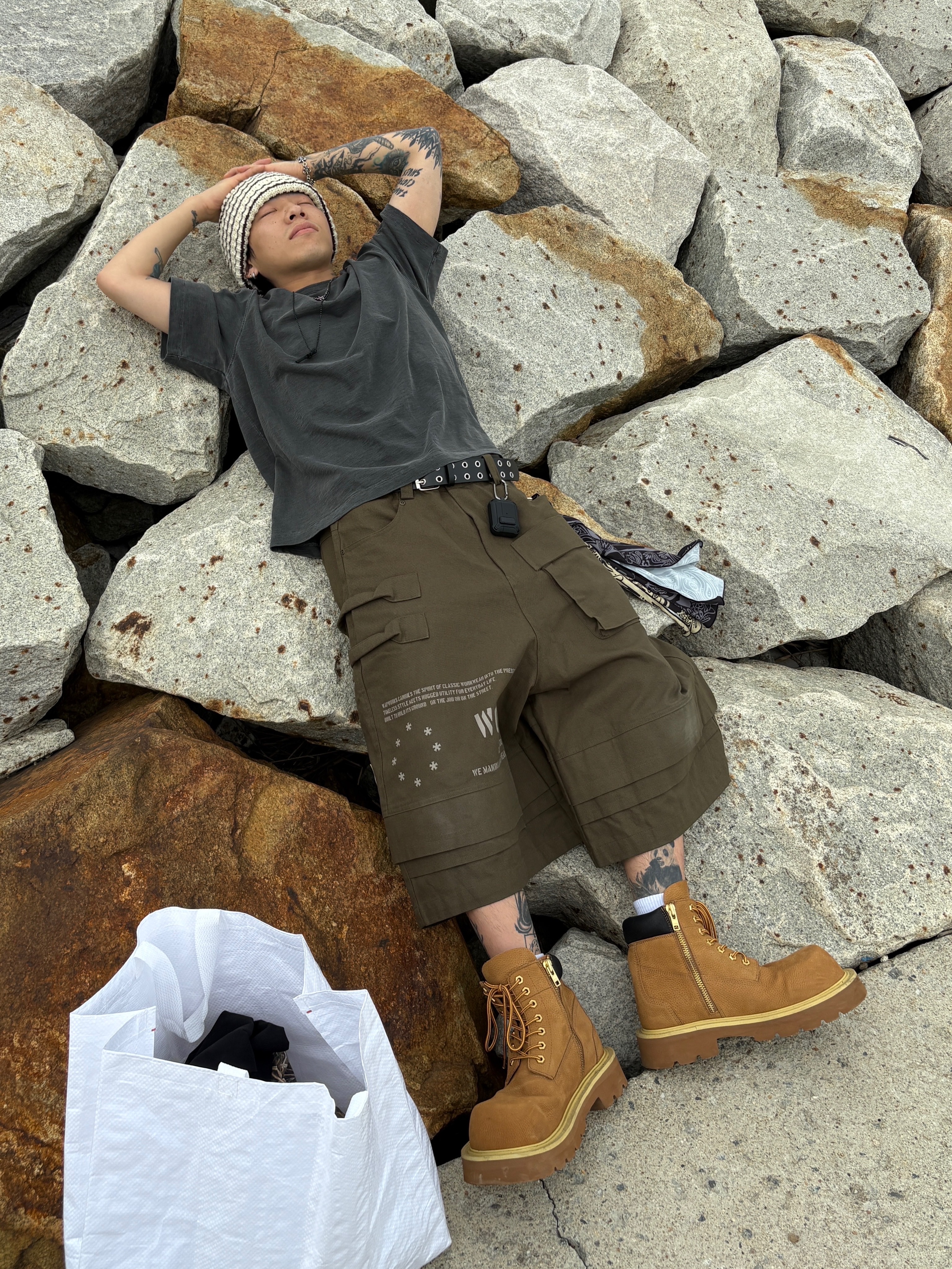 Wapworks Engineered Oxford Bermuda Khaki, Scudo Vintage Cube Drop Necklace 착용 스타일 - 4