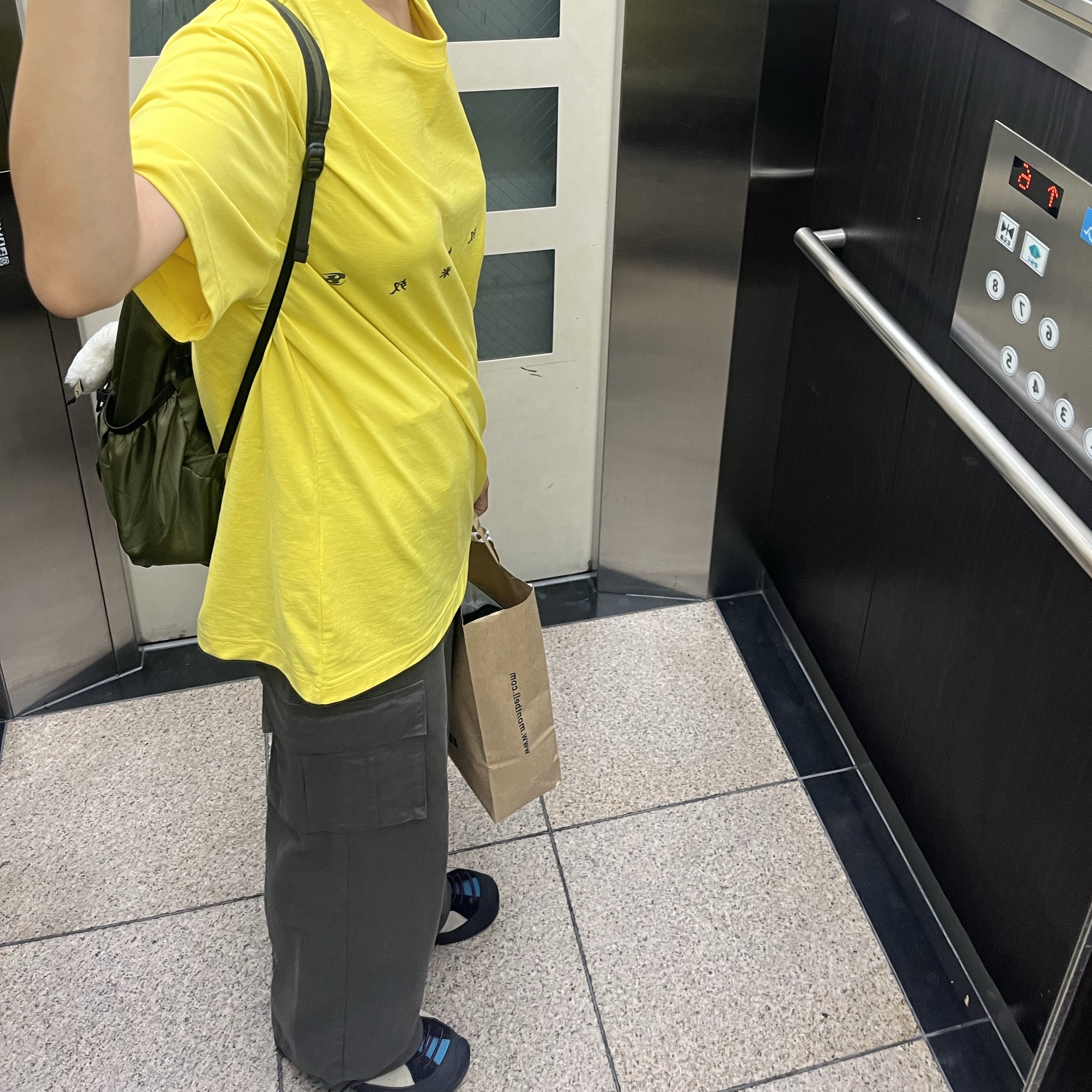 Sansan Gear Chan T-Shirt Yellow, (W) Keen Jasper Rocks SP Sneakers Beige 착용 스타일