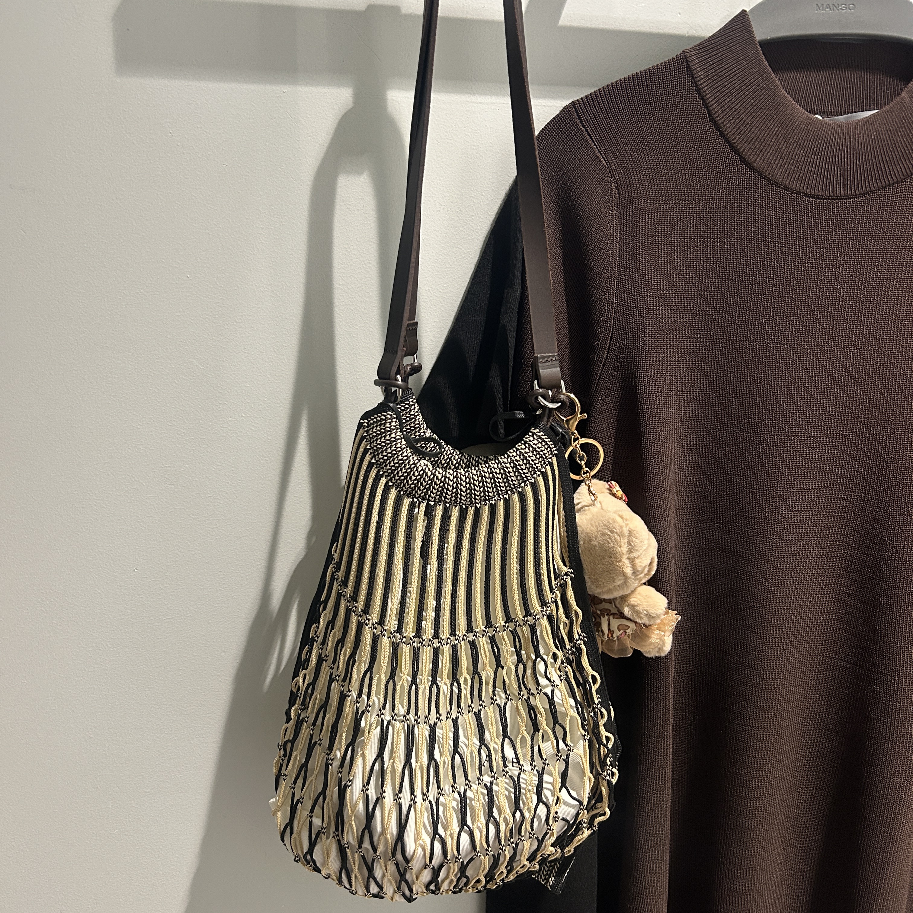 Lemaire Nylon Net Medium Filt Net Shopping Bag Light Beige Black 착용 스타일 - 2