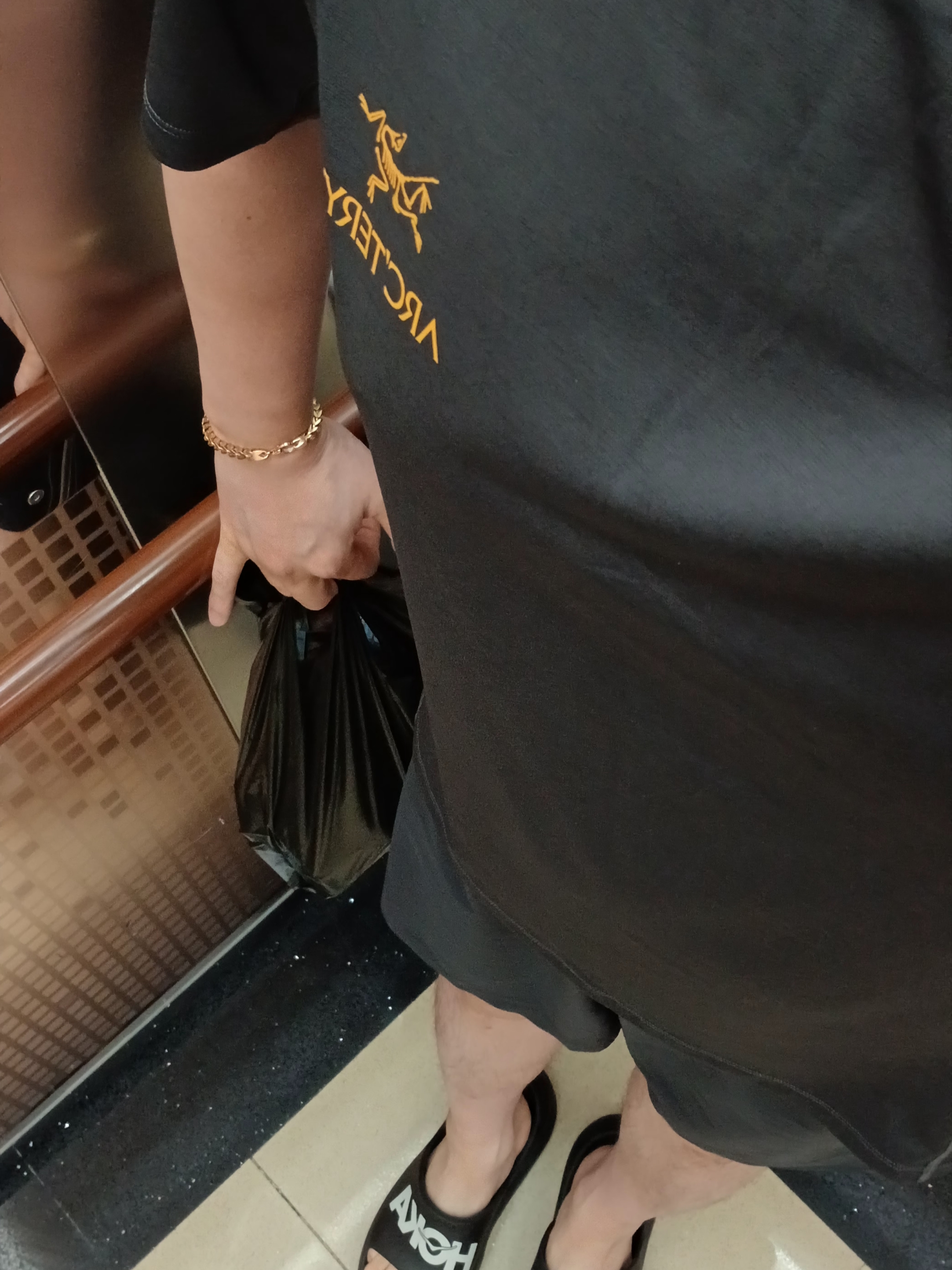 Arc'teryx Motus Arcword Crew SS T-Shirt Black Heather, Arc'teryx Norvan Liner 7 Inch Shorts Black 착용 스타일 - 4