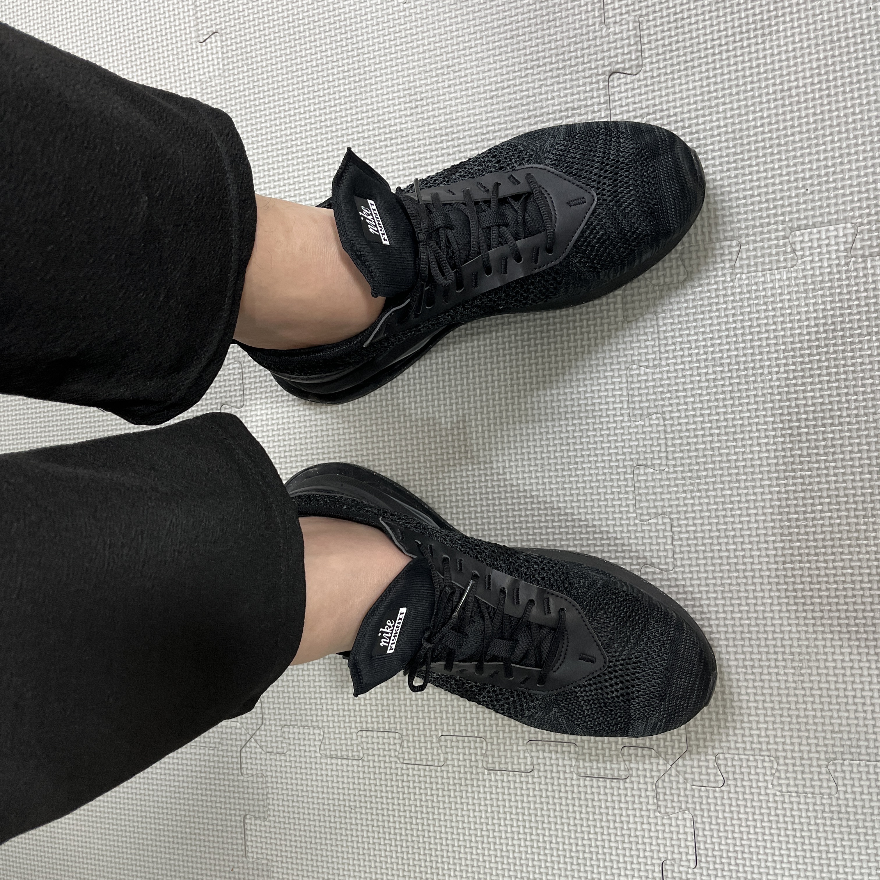 Nike Air Max Flyknit Racer Anthracite Black 착용 스타일