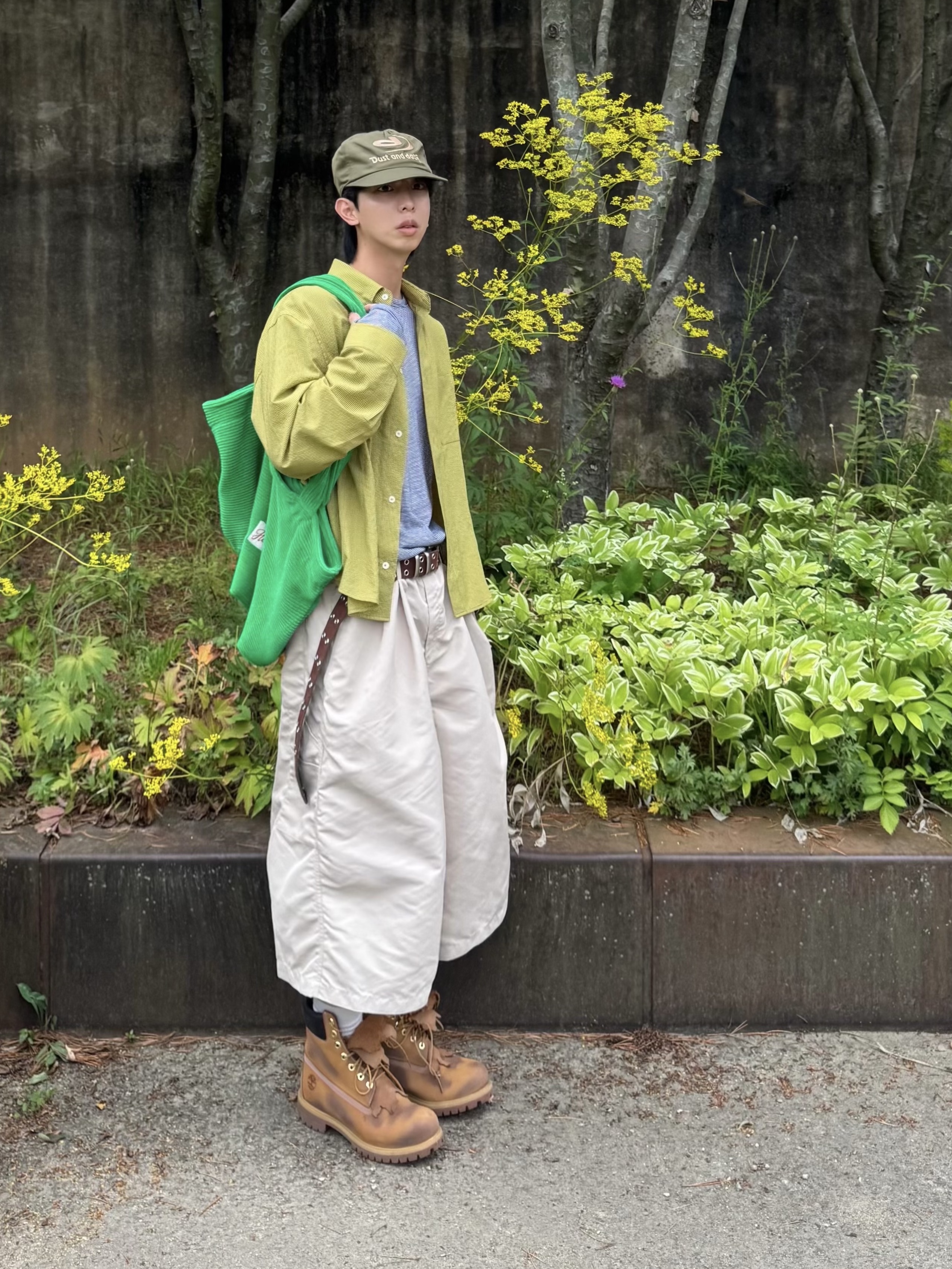 MJD x Koin Seoul Two Tuck Re-Nylon Wide Carpenter Bermuda Pants Beige, MJD Stripe Finger Hole Long Sleeve T-Shirt Black 착용 스타일 - 1