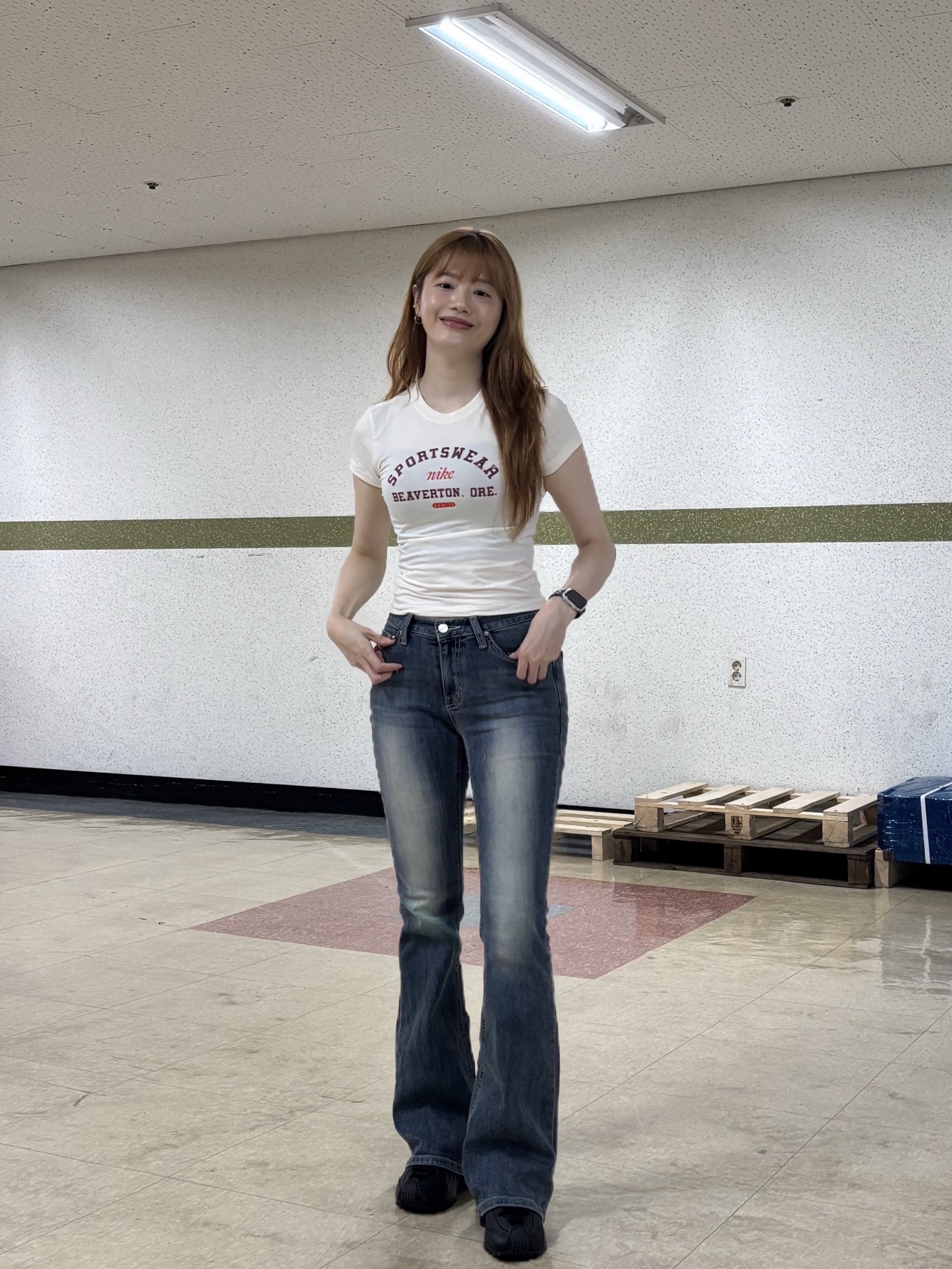 (W) Nike Shox R4 Black, (W) Nike NSW Phoenix Slim Graphic T-Shirt Pale Ivory - Asia 착용 스타일 - 2
