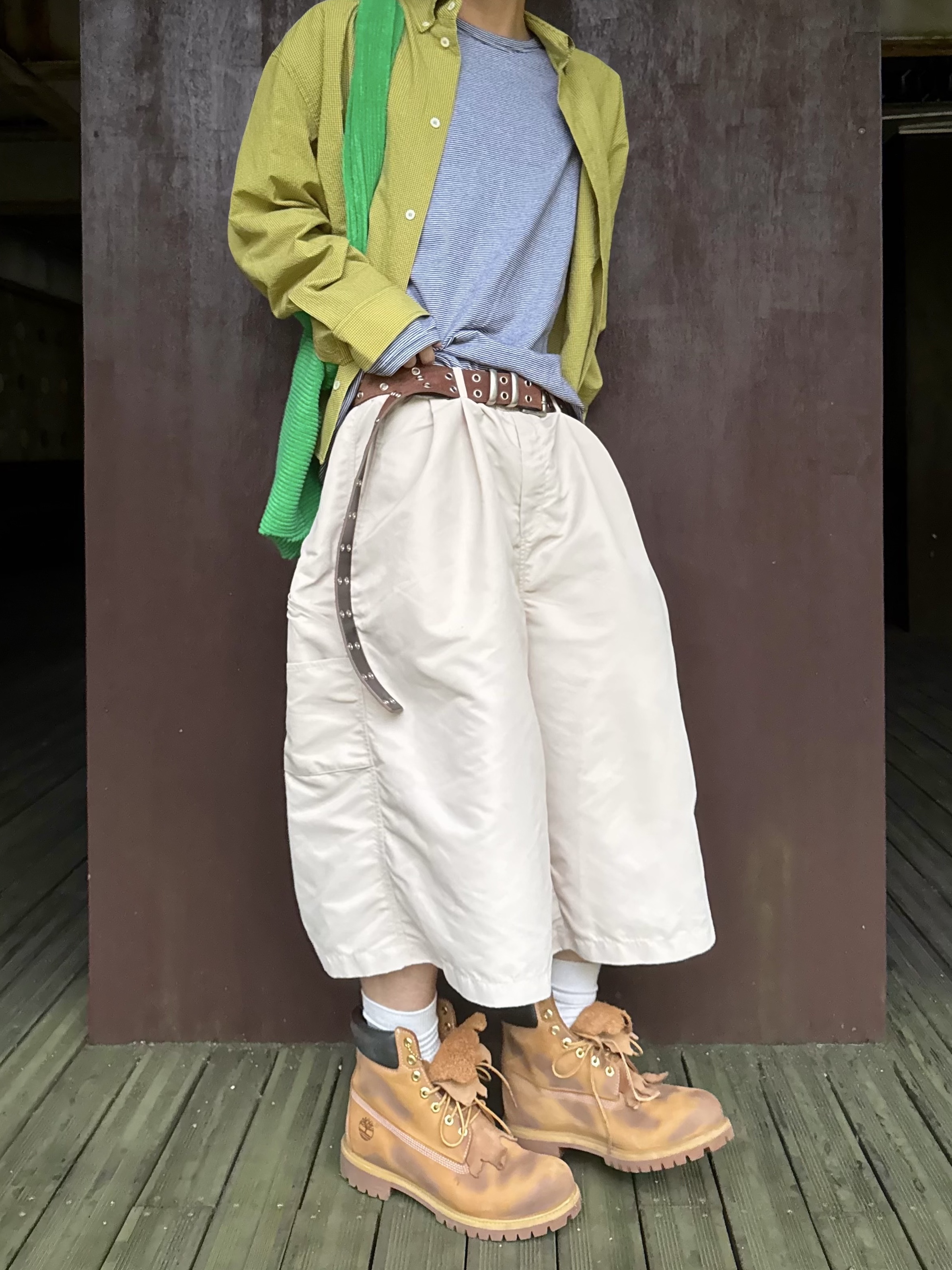 MJD x Koin Seoul Two Tuck Re-Nylon Wide Carpenter Bermuda Pants Beige, MJD Stripe Finger Hole Long Sleeve T-Shirt Black 착용 스타일 - 4