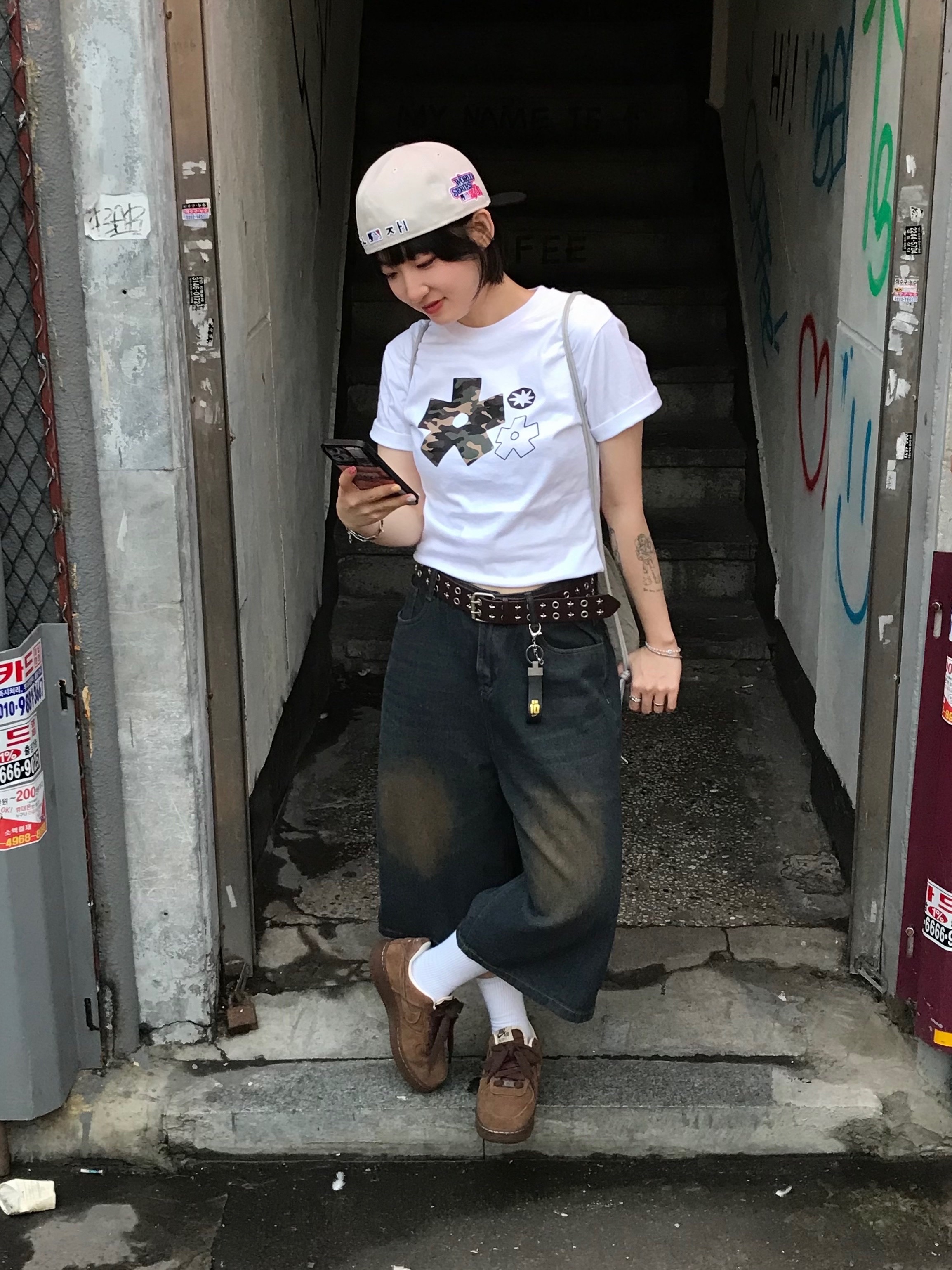 SLOW RECORD HOUSE Camo Bloom Star T-Shirt White 착용 스타일 - 3