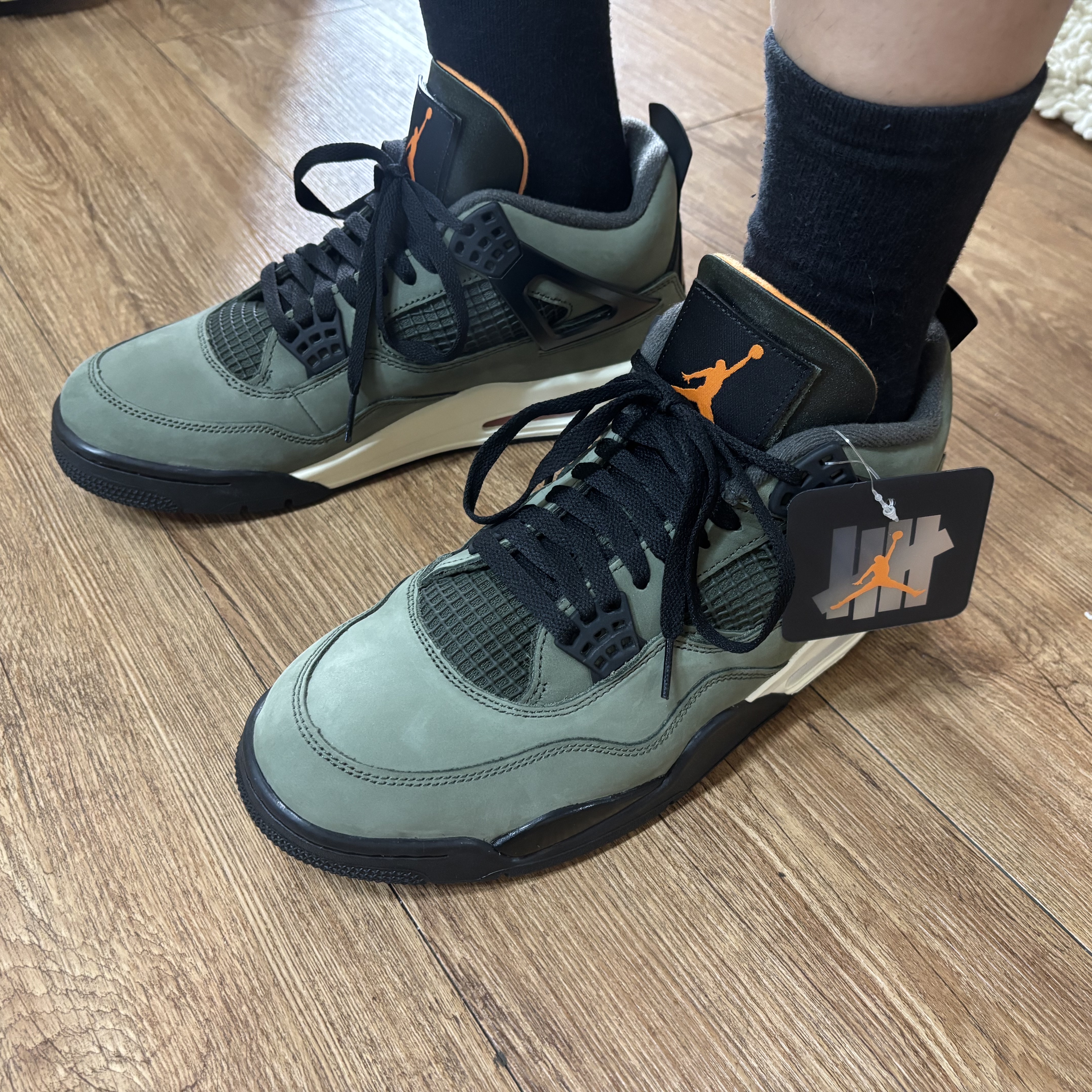 Jordan 4 x Undefeated Retro OG SP Deep Green and Clementine 착용 스타일 - 1